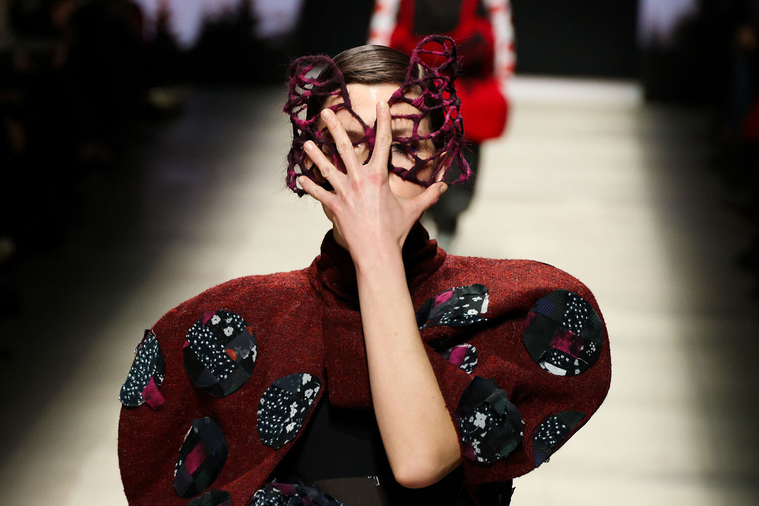 Многие дизайнеры использовали этой весной различные вариации вышивки.