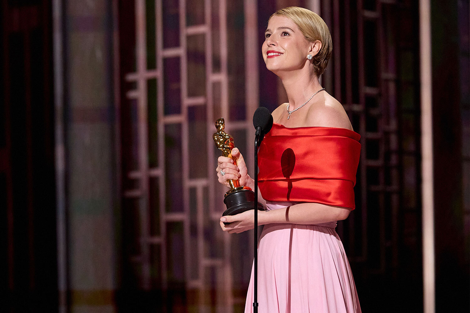 Лучшей актрисой признана Джесси Бакли, сыгравшая жену Уильяма Шекспира в фильме «Хамнет» Хлои Чжао.