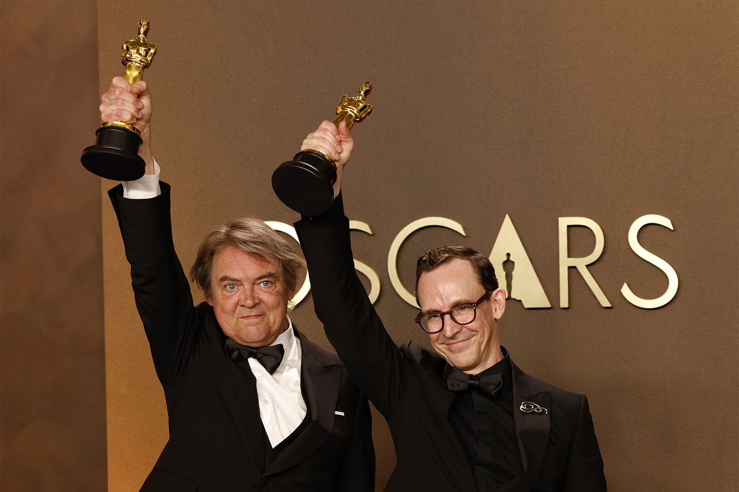 Мультфильм российского режиссера Константина Бронзита «Три сестры», выдвинутый в номинации «Лучший короткометражный анимационный фильм» уступил канадской работе «Девушка, которая плакала жемчугом» режиссеров Криса Лэвиса и Мацека Щербовски (на фото).