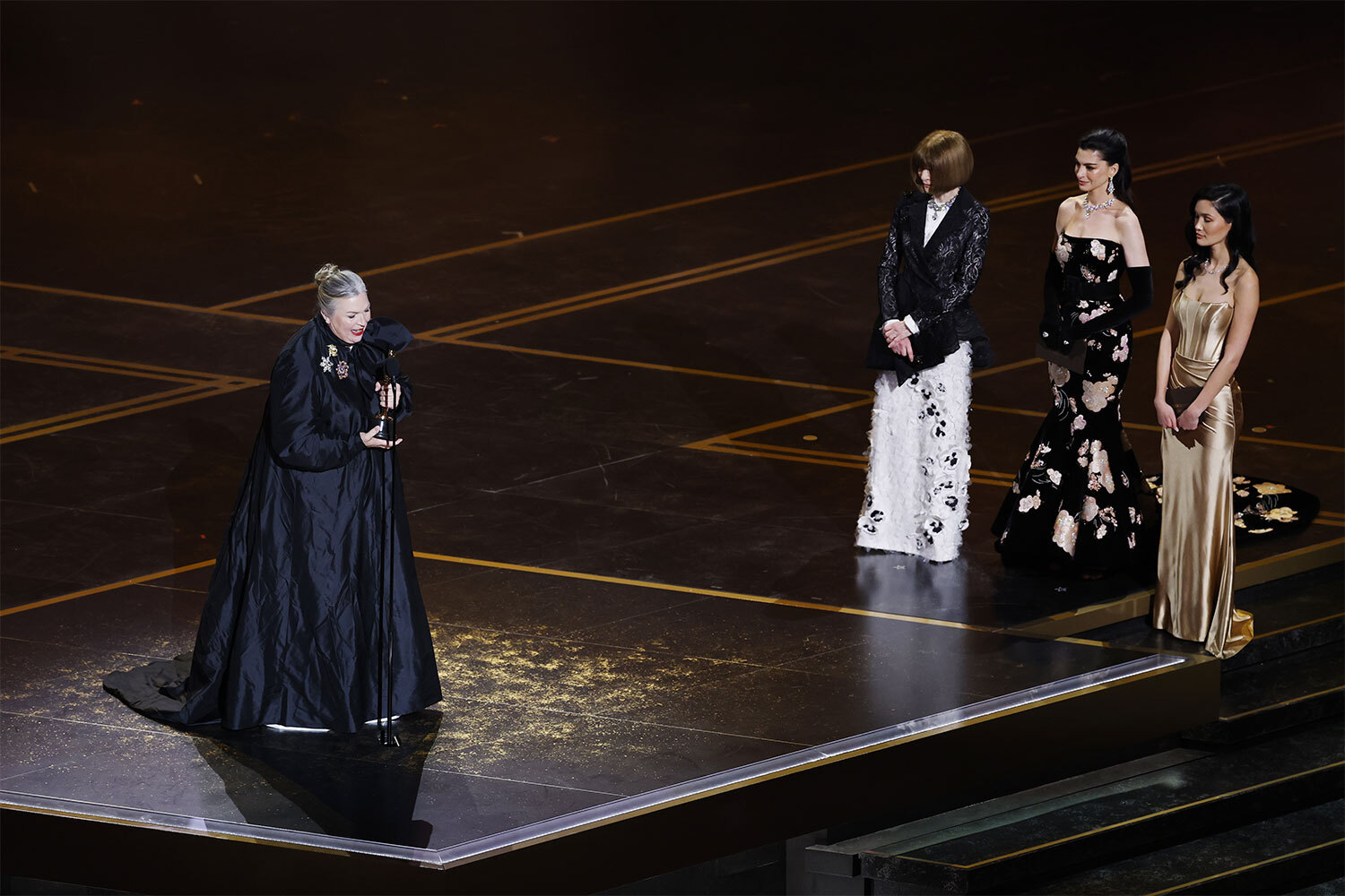 Готический научно-фантастический фильм Гильермо дель Торо «Франкенштейн» получил сразу три «Оскара»: за лучшую работу художника‑постановщика (Тамара Деверелл и Шэйн Виё), лучший грим и прически (Майк Хилл, Джордан Сэмюэл и Клиона Фьюри), а также за лучший дизайн костюмов (Кейт Хоули).