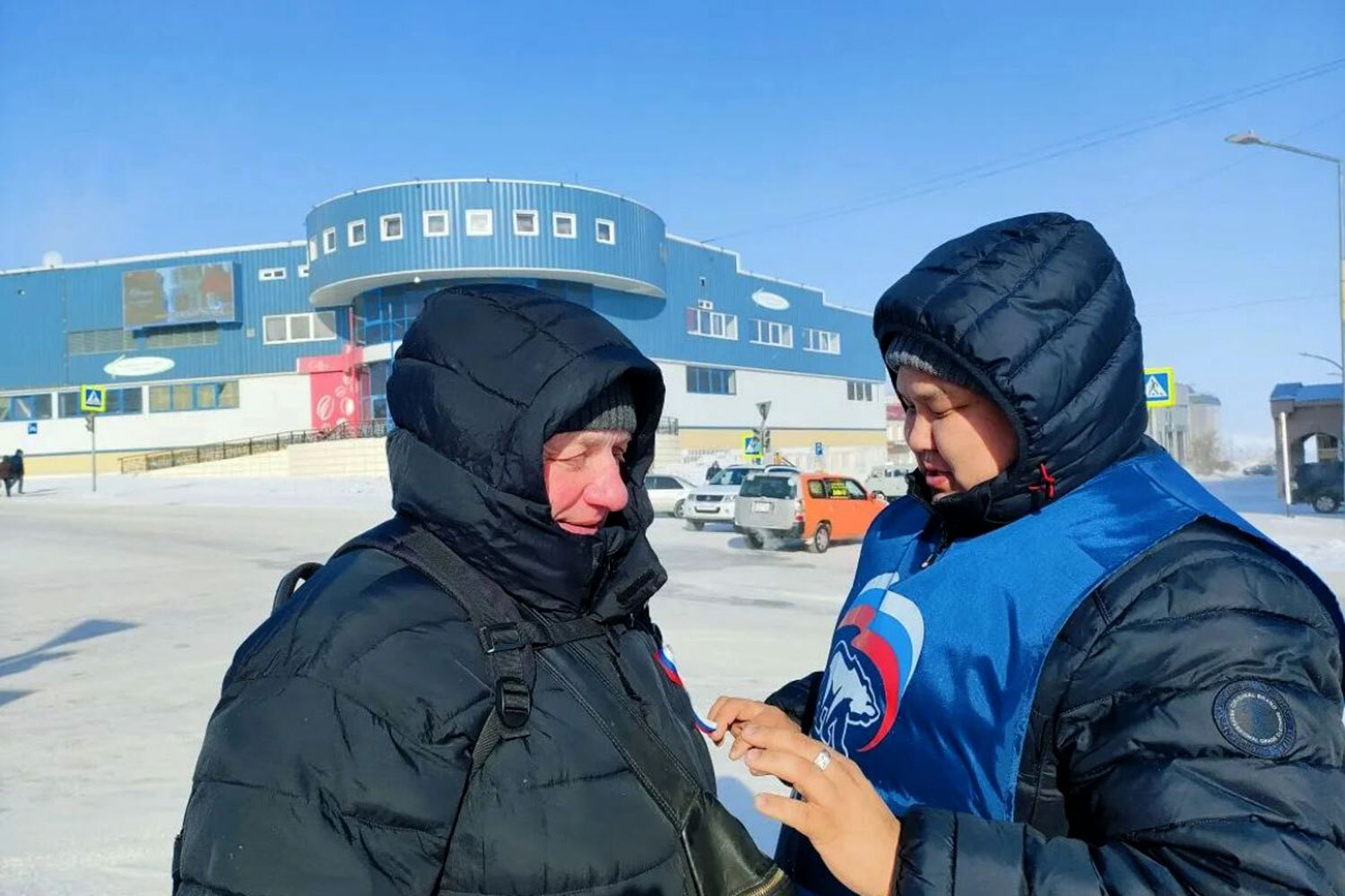 В Анадыре активисты раздавали прохожим ленты-триколоры.