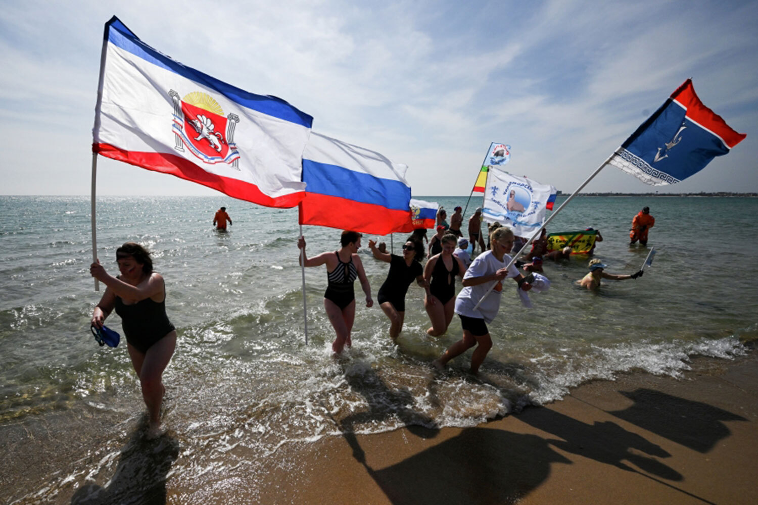 Участники клуба «Морж» в Евпатории устроили массовый заплыв в Черном море в честь празднования 12-й годовщины воссоединения Крыма с Россией.