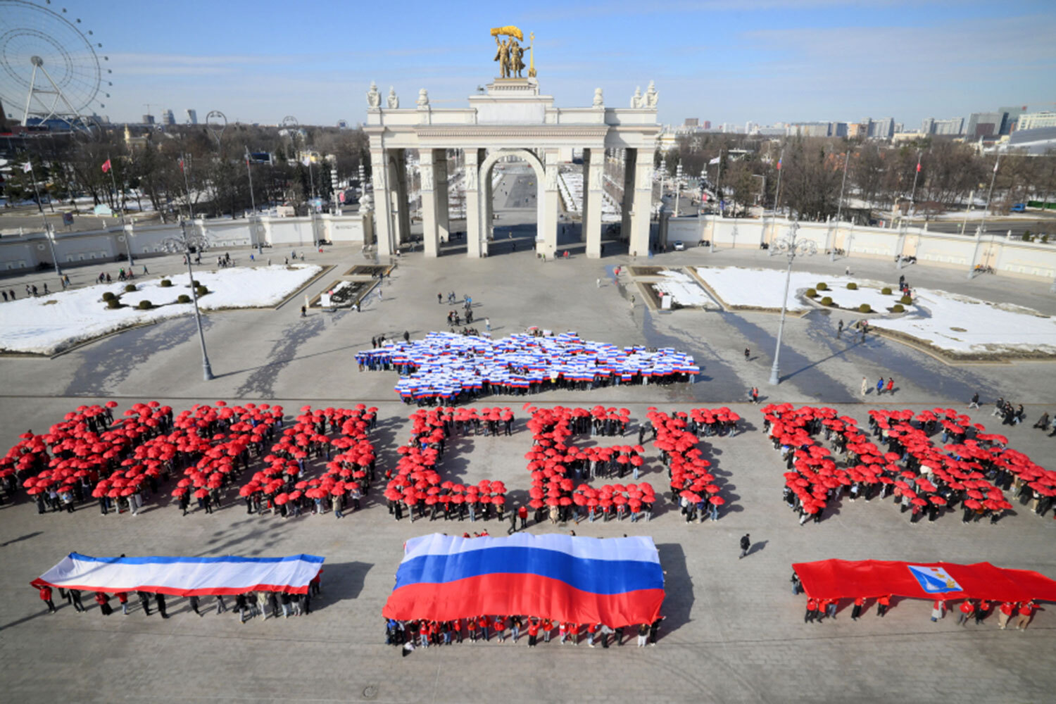 18 марта отмечается День воссоединения Крыма и Севастополя с Россией. Хотя нерабочим днем он является лишь в самих субъектах, праздник охватывает всю страну – от патриотических акций и митингов до шествий, автопробегов и концертов. На ВДНХ в Москве более 3000 активистов «Молодой Гвардии» и «Волонтерской роты» образовали слово «Навсегда», контур карты Крыма и флаг России.