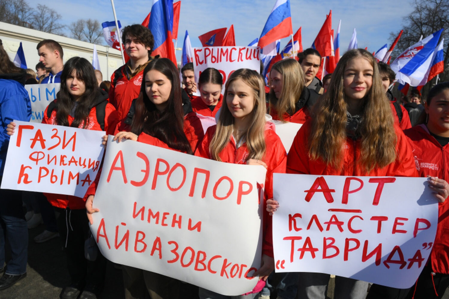 На ВДНХ активисты организовали торжественное шествие с флагами РФ, Республики Крым и города-героя Севастополя.