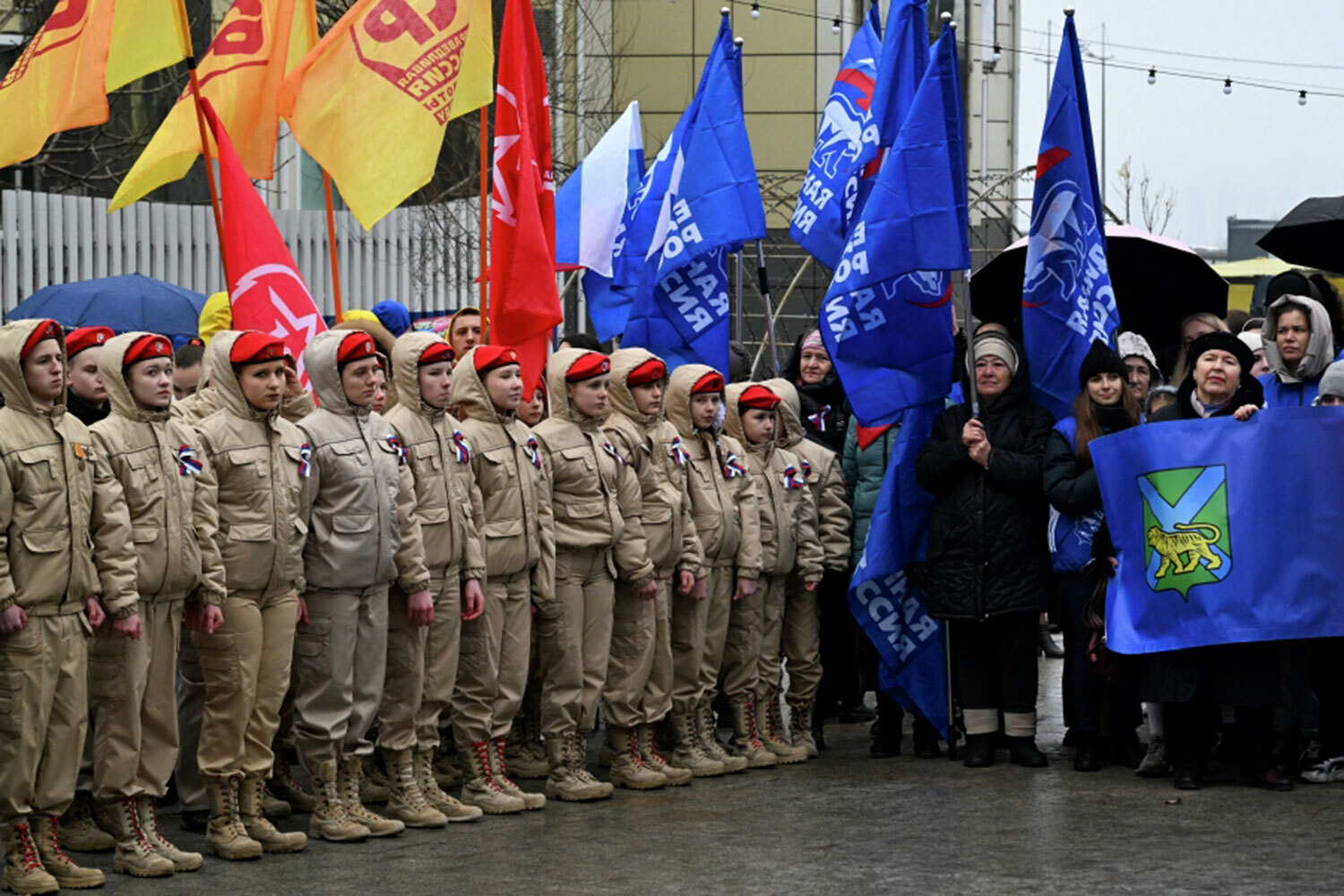 Торжественный митинг-концерт во Владивостоке посетили около 500 человек.