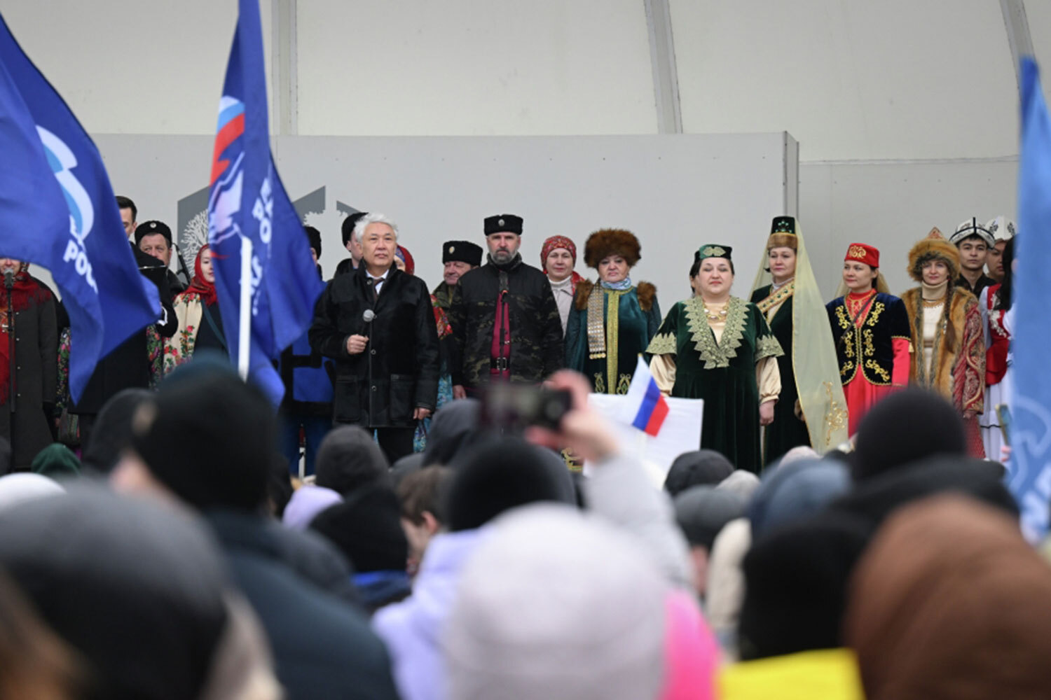 Митинг-концерт, посвященный Дню воссоединения Крыма и Севастополя с Россией, в Центральном парке Новосибирска.