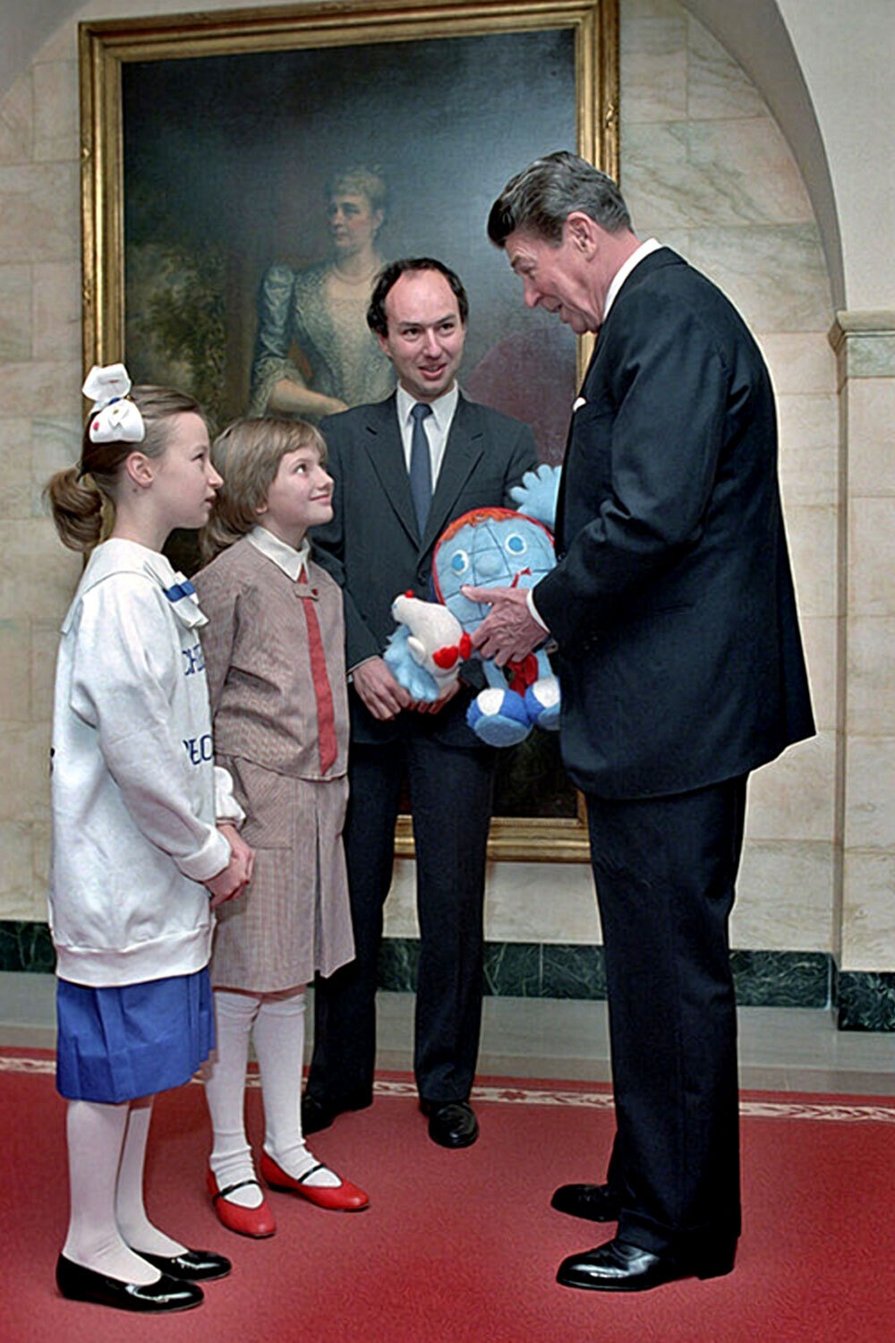 Кульминацией стала встреча с президентом США Рональдом Рейганом, которому Лычева подарила игрушку – «глобус-дружбу». «Я думаю, что дети не могут спокойно жить на земле, пока на ней есть ядерное оружие. А я знаю, что наша страна предложила уничтожить все-все ядерное оружие на земле еще до того, как я вырасту. Хорошо бы, чтобы это произошло. Тогда все дети будут счастливы», – заявила школьница. Рейган ответил, что хотя он уже не ребенок, но тоже мечтает о мире, и пообещал сделать все, чтобы на земле не осталось ядерного оружия.