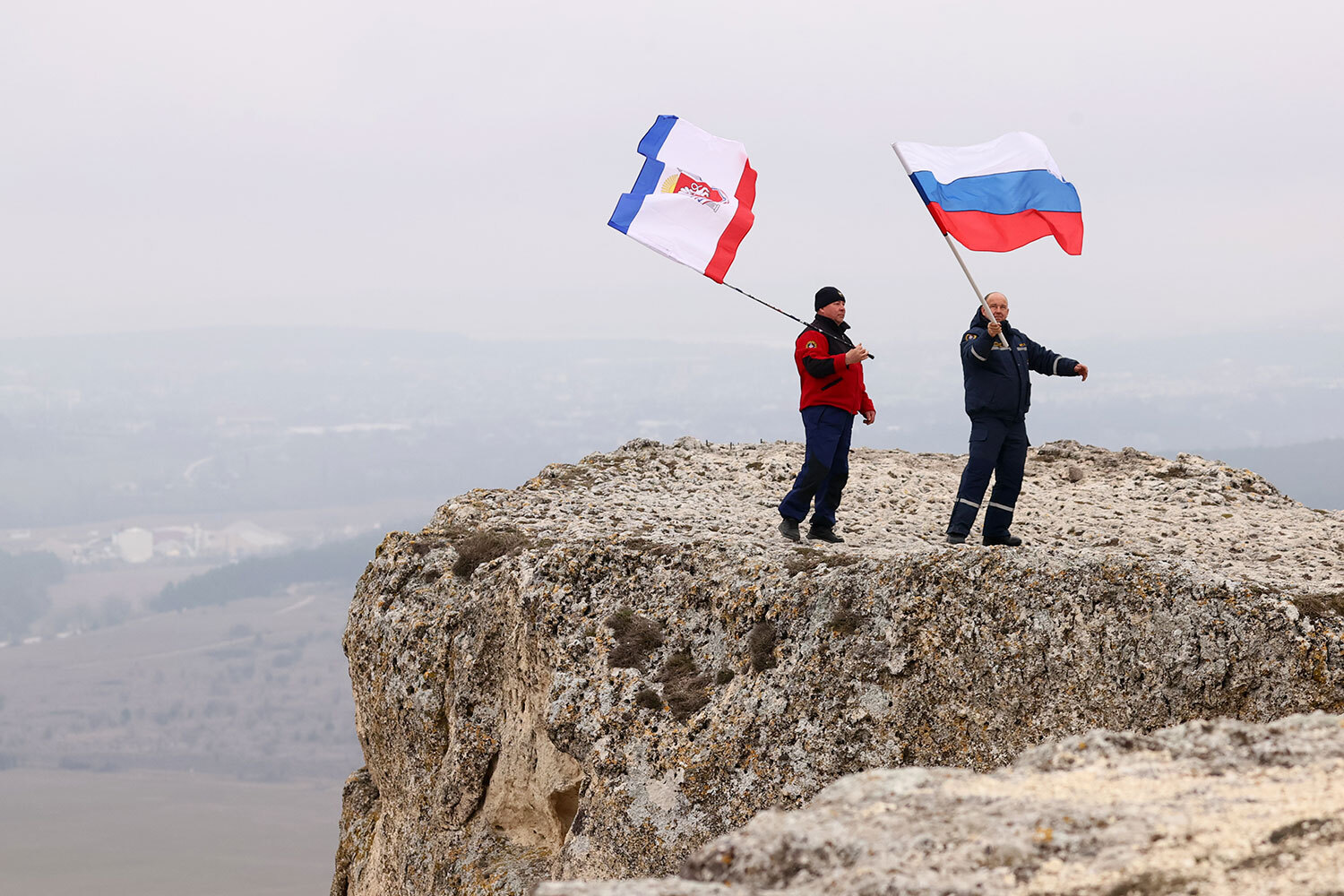Сотрудники аварийно-спасательной службы «Крым-спас» и экологи поднялись на Белую скалу с флагами России и Крыма, чтобы отметить памятную дату.