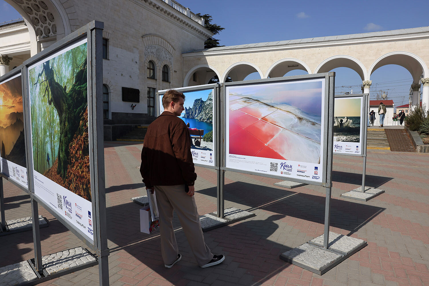 Выставка работ победителей всероссийского фотоконкурса «Крым в моем сердце» на Привокзальной площади в Симферополе. 