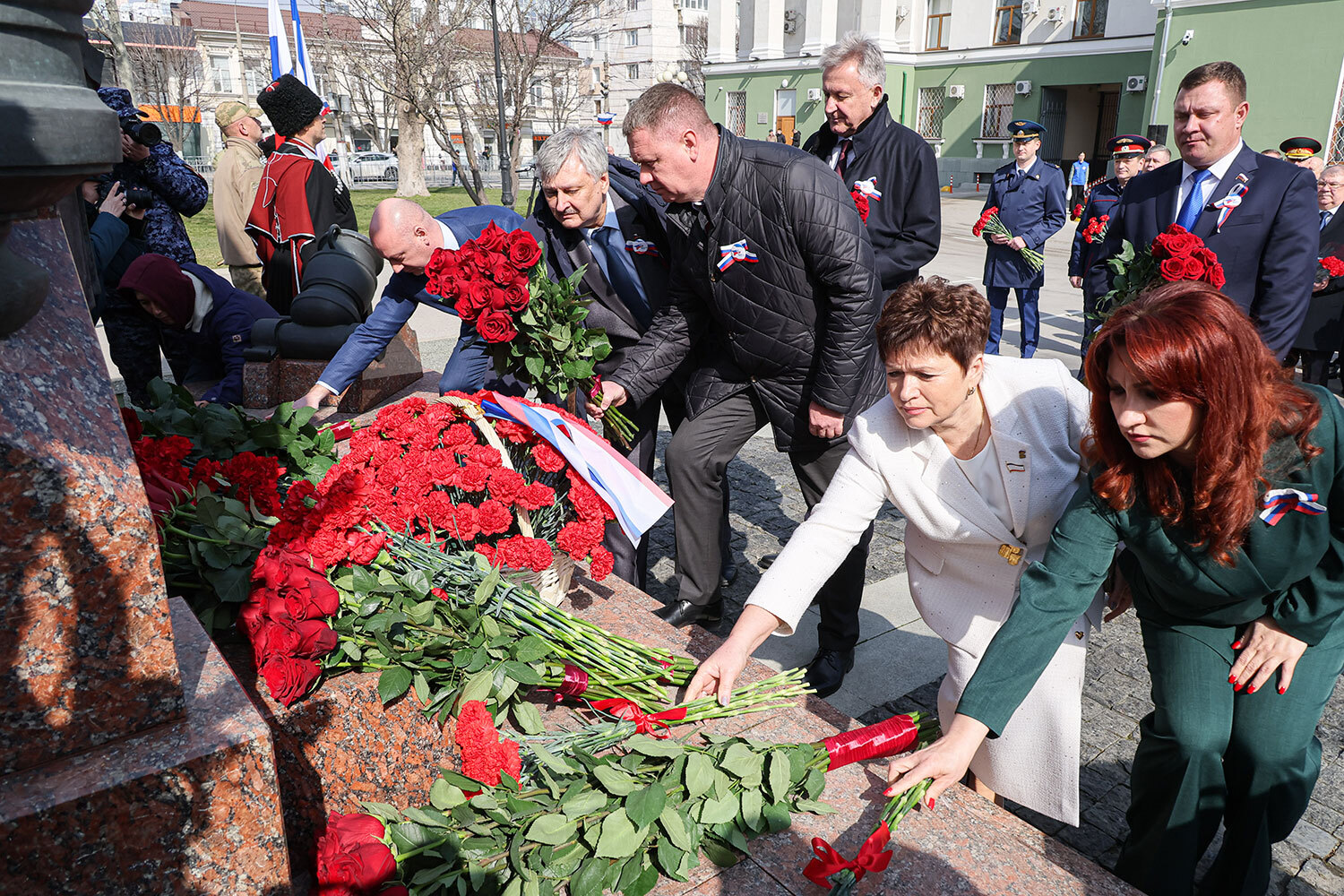 Церемония возложения цветов к памятнику «Народному ополчению всех времен» в Симферополе.