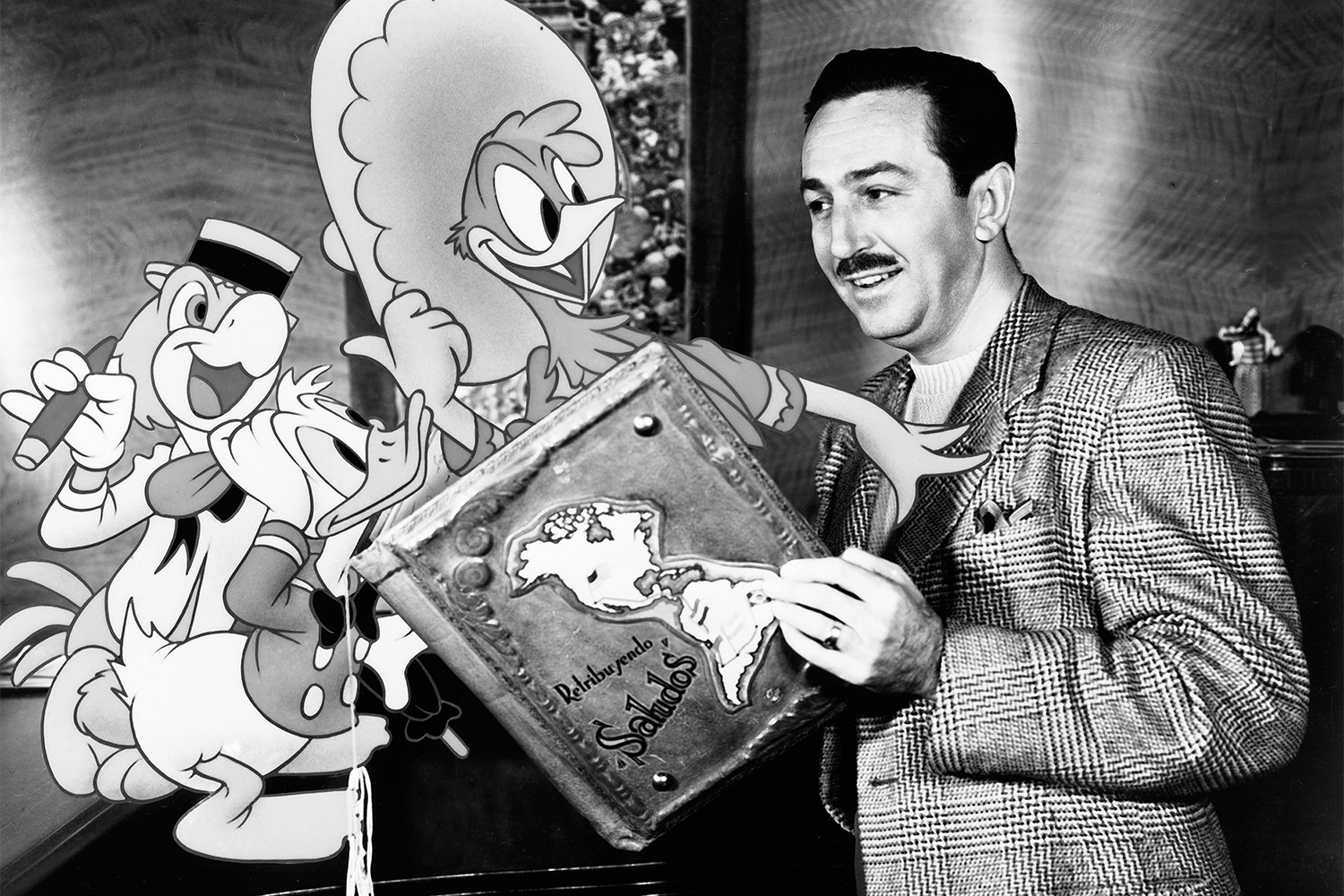 20 марта 1921 г. в Канзас-Сити показали первый мультфильм, который аниматор Уолт Дисней создал вместе с коллегами. В то время он работал в местной рекламной компании и рисовал небольшие ролики, которые показывали перед киносеансами – иногда чтобы рассмешить зрителей, иногда чтобы продать им товары. Первые такие мультфильмы назывались «Смехограммами» (Newman Laugh-O-Grams). Постепенно аниматоры из Канзас-Сити перешли на классические сказки и стали присваивать им полноценные названия: они впустили пародийные версии «Красной шапочки», «Златовласки», «Алисы в Стране чудес» и др. Многие наработки затем помогли в создании мультстудии Disney. Какие анимационные персонажи появились при жизни ее основателя Уолта Диснея и какие изменения пережили спустя годы – в галерее «Ведомостей».