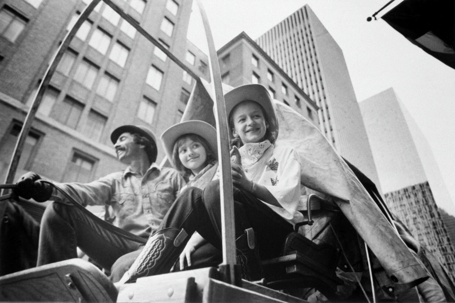 21 марта 1986 г. советская школьница Катя Лычева прилетела в США с «миссией мира». Ее визит стал ответом на посещение Советского Союза американской девочкой Самантой Смит тремя годами ранее. Лычева побывала в «Макдоналдсе», Диснейленде и штаб-квартире ООН, а также встретилась с президентом Рональдом Рейганом. Как проходила «миссия» советской девочки – в галерее «Ведомостей».На фото: Катя Лычева (в центре) и ее американская подруга Стар Роу во время прогулки по Нью-Йорку в повозке-дилижансе.