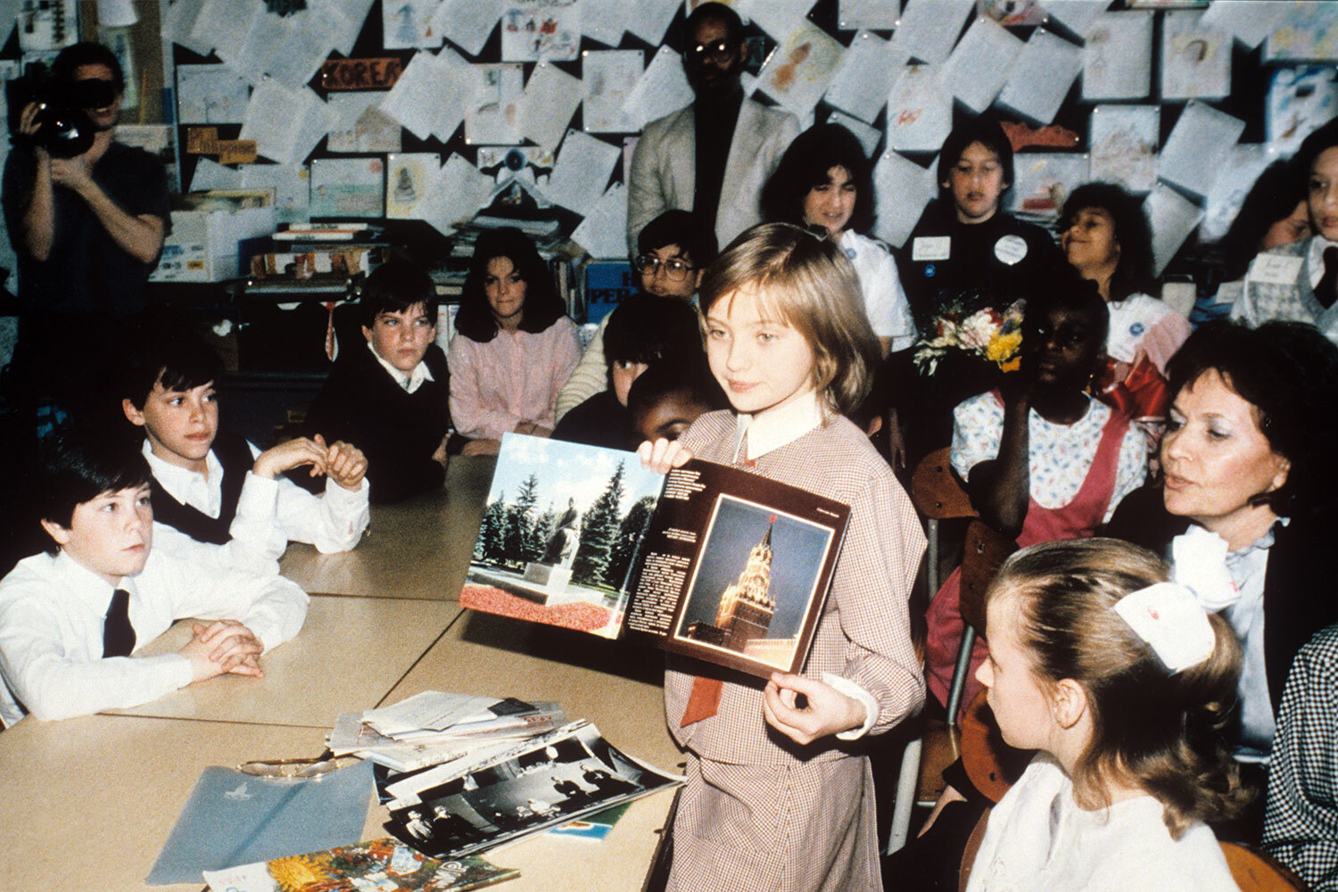 После трагической гибели Саманты Смит в авиакатастрофе в 1985 г. ее мать, основательница организации «Дети как миротворцы», предложила провести ответный визит школьницы из СССР в США. Условий было немного – девочка должна была активно выступать за мир и быть не старше Саманты. Советская сторона провела кастинг среди девочек 11-12 лет. Катю Лычеву выбрали из 6000 претенденток. Впоследствии появились слухи, что победе якобы способствовало родство девочки с тогдашним министром иностранных дел Андреем Громыко, но это вымысел. На фото: Катя Лычева (в центре) среди американских школьников в Нью-Йорке.