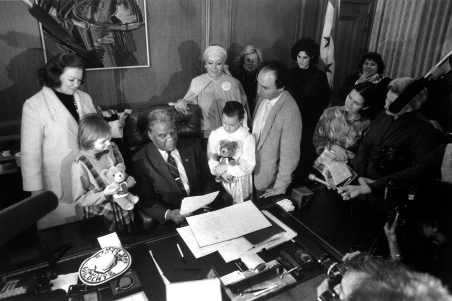 Отдельным пунктом программы стала штаб-квартира ООН в Нью-Йорке – символическое для «миссии мира» место. Также Катя Лычева и Стар Роу побывали в космическом центре NASA, где посетили Центр управления полетами Национального управления по аэронавтике и исследованию космического пространства.На фото: Катя Лычева (вторая слева), ее американская подруга Стар Роу (четвертая слева), исполнительный директор организации «Дети как миротворцы» Пэт Монтандон (стоит на заднем плане) во время встречи с мэром Чикаго Гарольдом Вашингтоном (в центре).