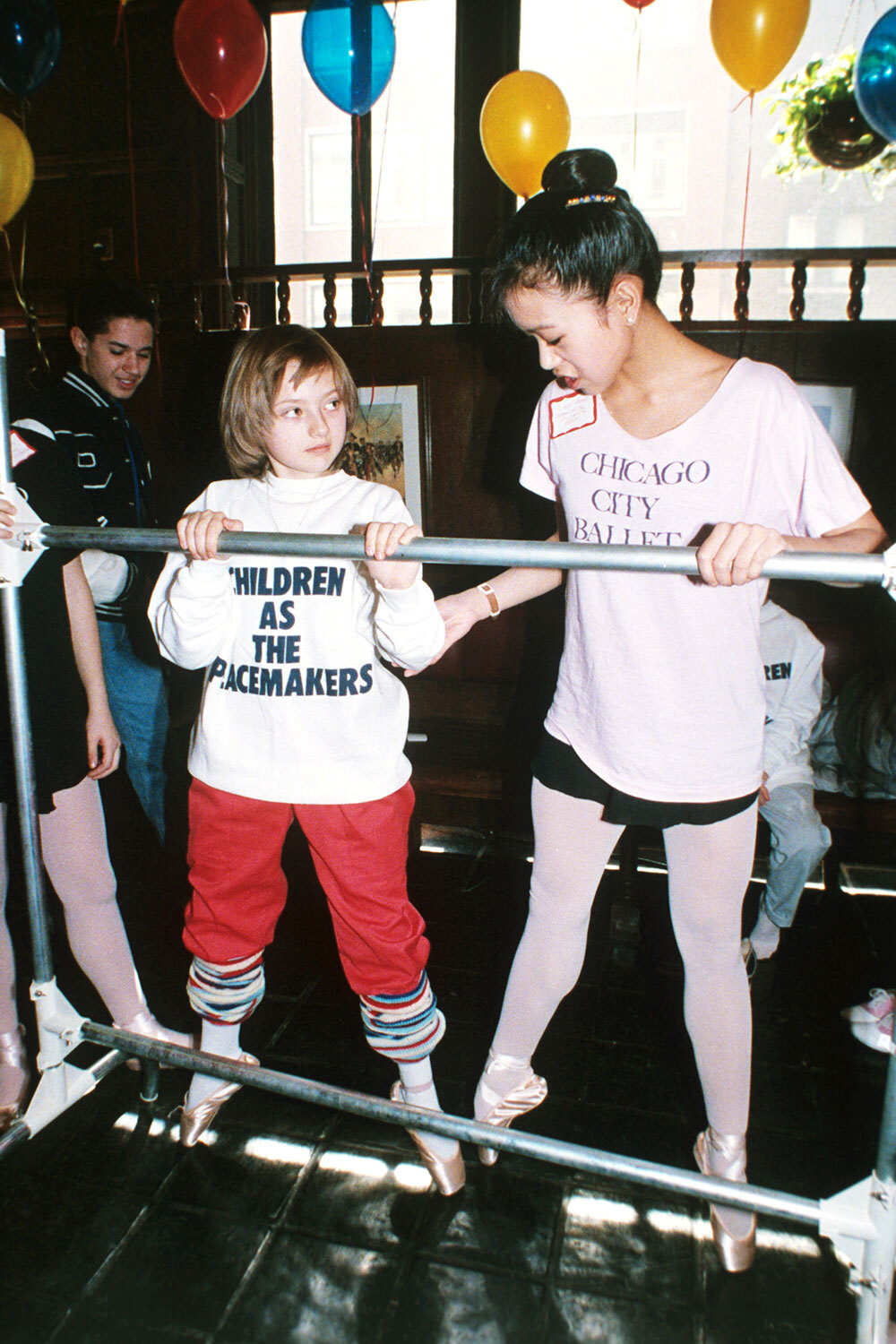 По всей стране Катя встречалась с американскими школьниками. Она выступала с призывами к миру, общалась со сверстниками, посещала уроки в местных школах и давала интервью. Многие американцы впервые видели советского ребенка. Девочек принимали мэры городов, через которые они проезжали.На фото: советская школьница Катя Лычева (слева) в гостях у учащихся одной из школ в Чикаго.