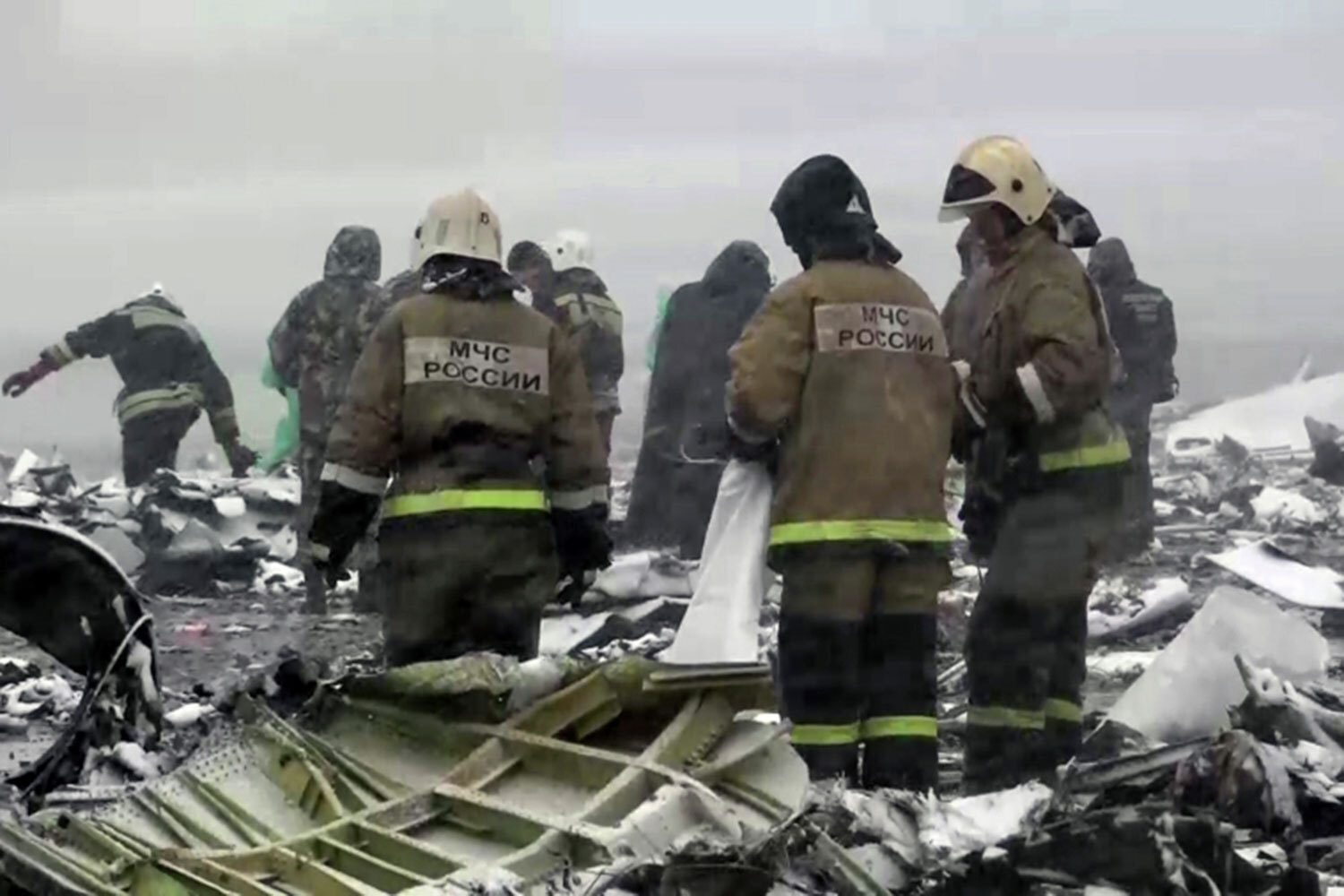 Находясь на высоте около 220 м (за 4 км до взлетно-посадочной полосы), экипаж принял решение об уходе на второй круг и начал подниматься вверх. На высоте примерно 900 м одновременно с отдачей штурвала «от себя» стабилизатор самолета был отклонен на пикирование, что привело к резкому снижению. В 3 часа 41 минуту и 49 секунд лайнер вертикально врезался в землю в 120 м от входного торца ВПП и полностью разрушился.