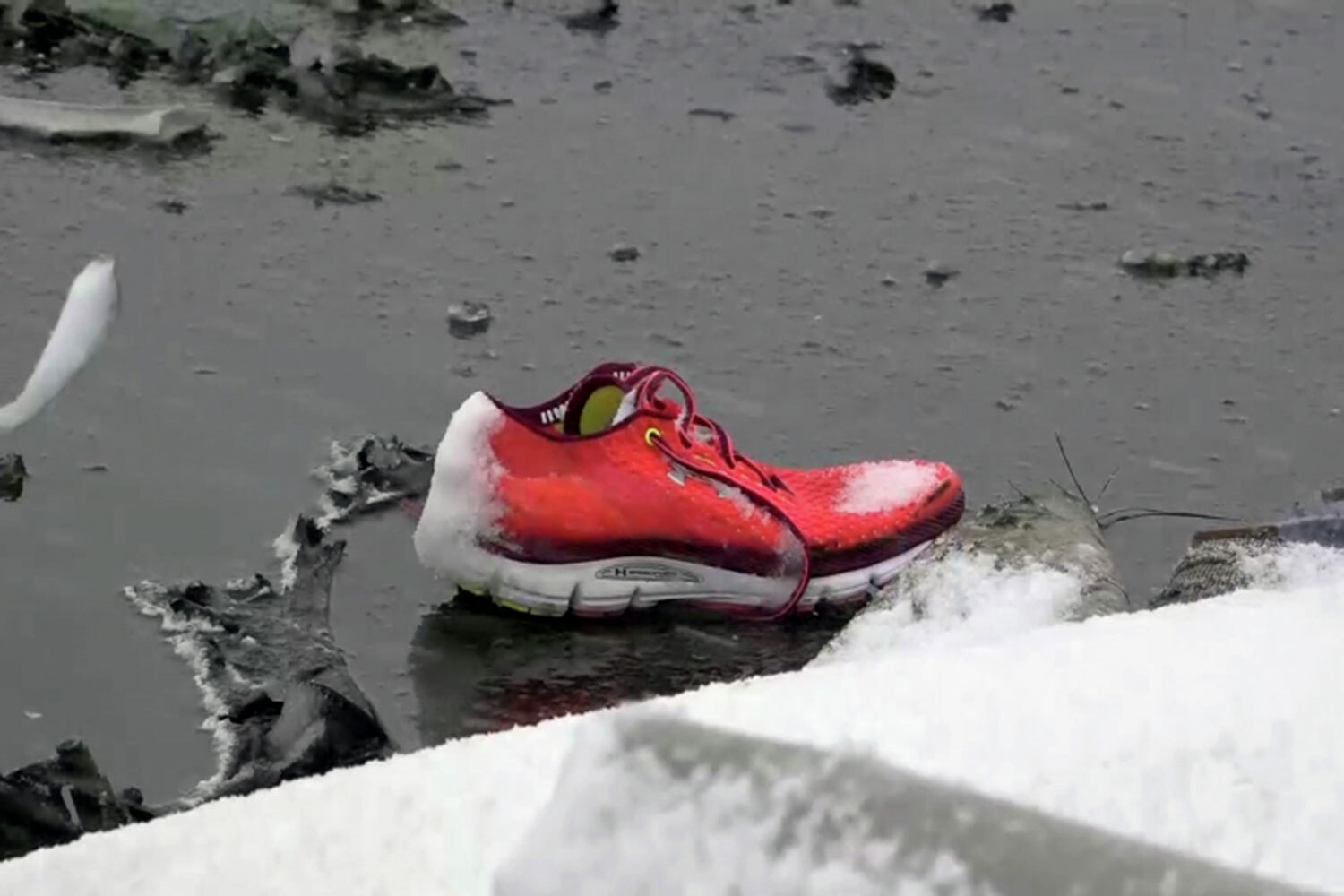 Погибли 62 человека: 55 пассажиров, в том числе четыре ребенка в возрасте от четырех до девяти лет, а также семь членов экипажа. Тела оказались сильно искалечены, спасатели обнаружили 4295 фрагментов, которые отправили на молекулярно-генетическую и судебно-медицинскую экспертизу. К 25 апреля все останки идентифицировали и передали родственникам.