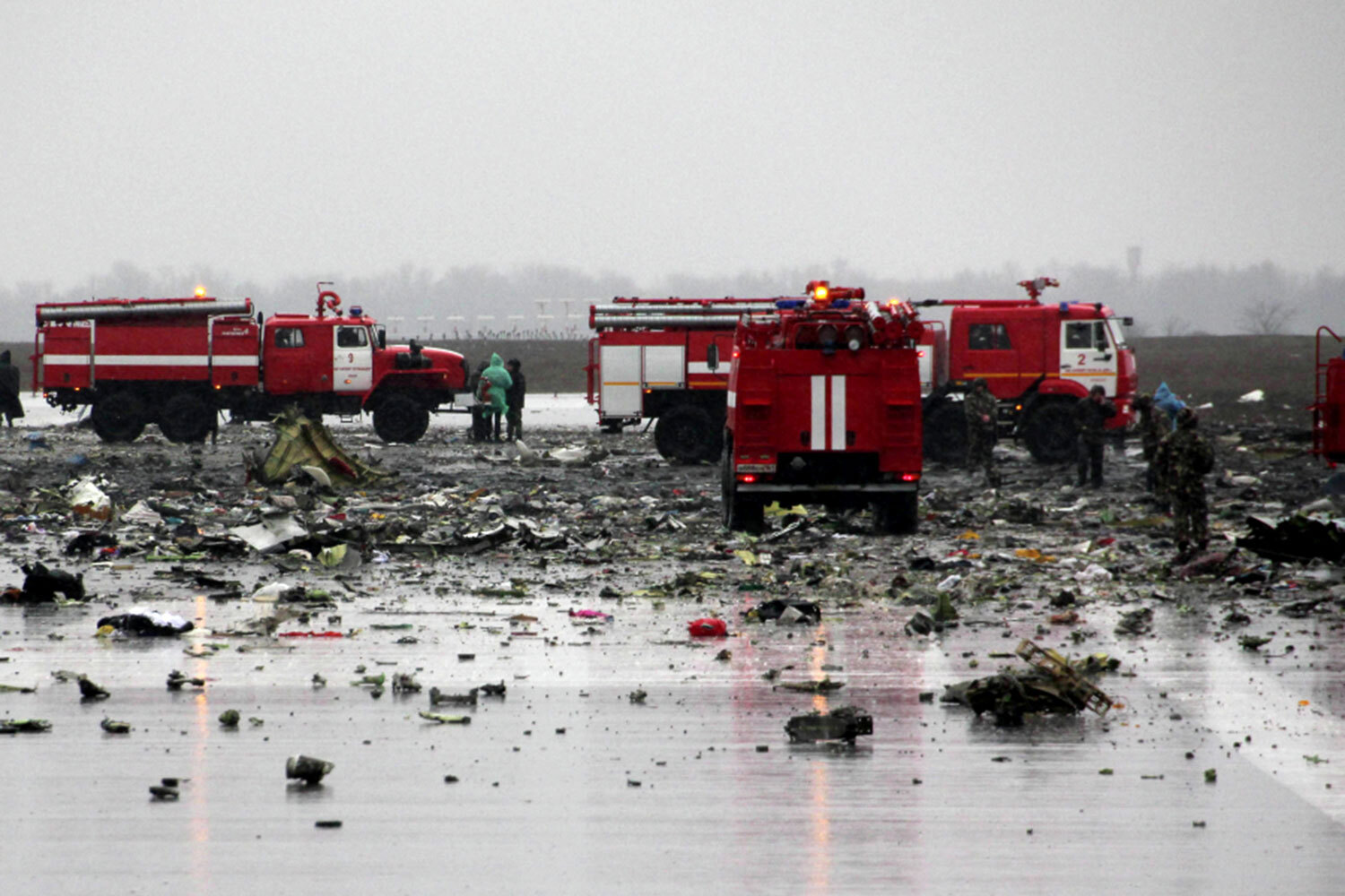 Версия о теракте была исключена на ранних этапах расследования, так как следов взрывчатых веществ на обломках не обнаружили. Среди первоначальных причин катастрофы рассматривались ошибка экипажа в сложных метеоусловиях, техническая неисправность самолета или «сдвиг ветра» (резкий порыв «в лоб», который мог привести к потере скорости и управляемости).