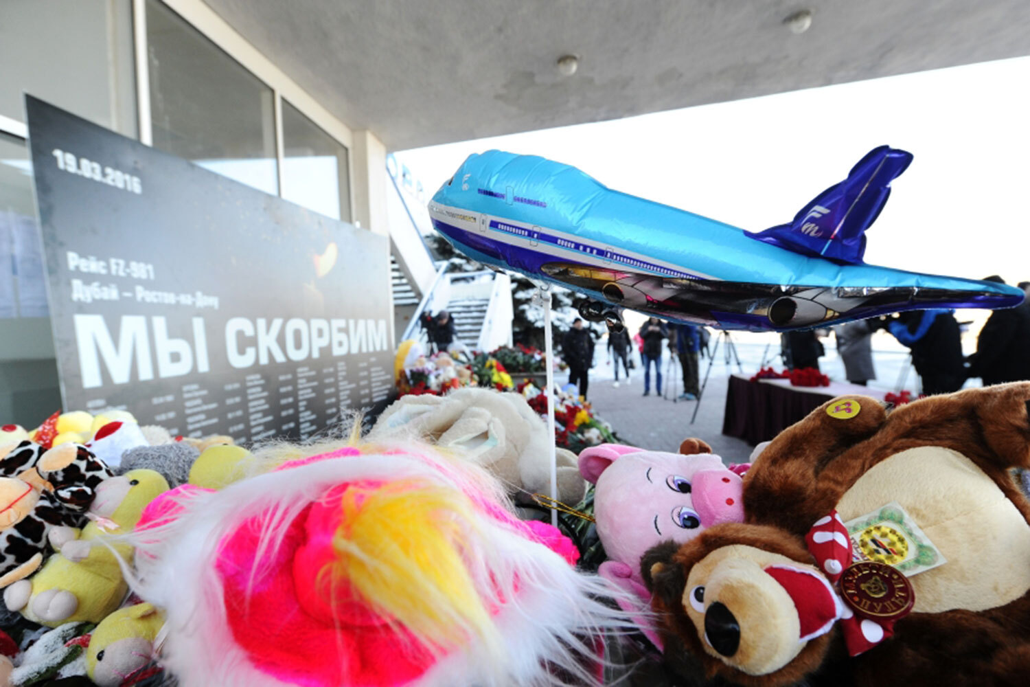 В Ростовской области 20 марта был объявлен день траура. Правительство региона выплатило семьям погибших по 1 млн руб., а авиакомпания Flydubai – $20 000 на пассажира. В Ростове-на-Дону был установлен мемориал «Прерванный полет» в память о жертвах катастрофы. Он состоит из трех гранитных колонн и вертикальной плиты с именами погибших.