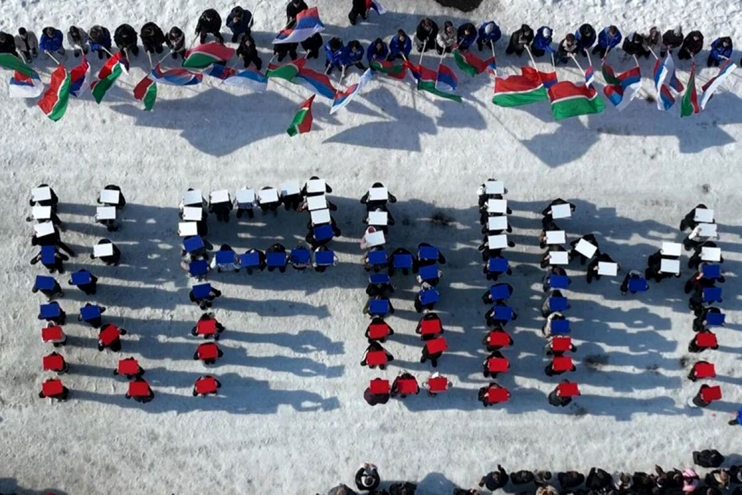 Молодежь Казани выстроилась в надпись «Крым» в историческом парке «Россия – моя история».