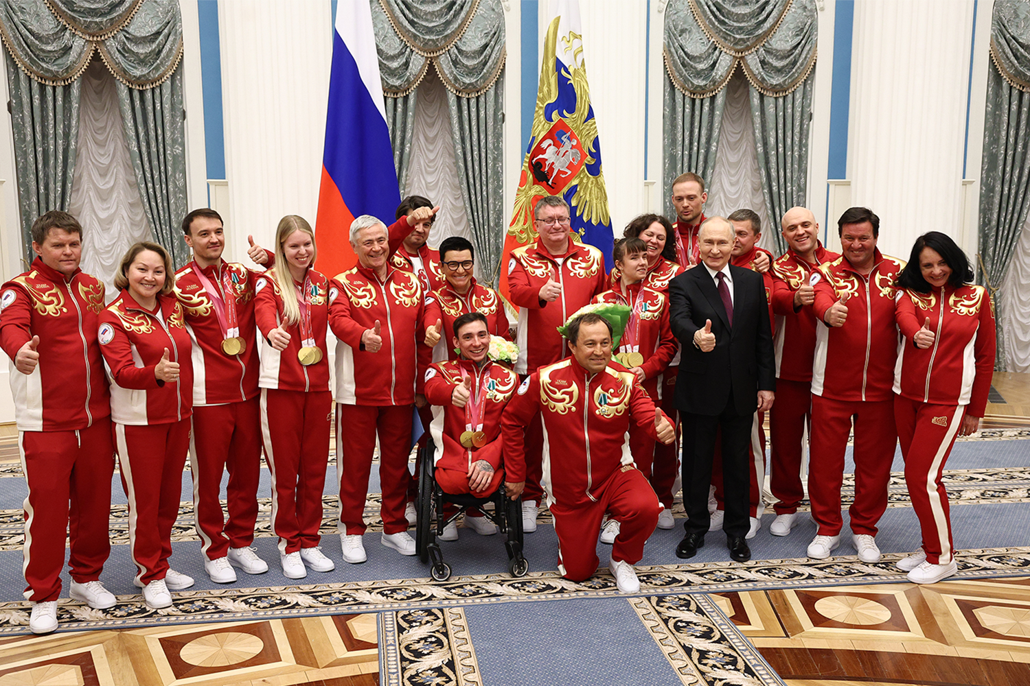 19 марта президент Владимир Путин встретился с российской паралимпийской сборной, занявшей третье место в медальном зачете на зимних Играх в Италии. Глава государства вручил спортсменам награды в Кремле, а также побеседовал с ними в неформальной обстановке. Путин признался, что поначалу даже не поверил дебютному золоту России на этой Паралимпиаде, а в итоге национальная команда подняла всю страну «на седьмое небо».