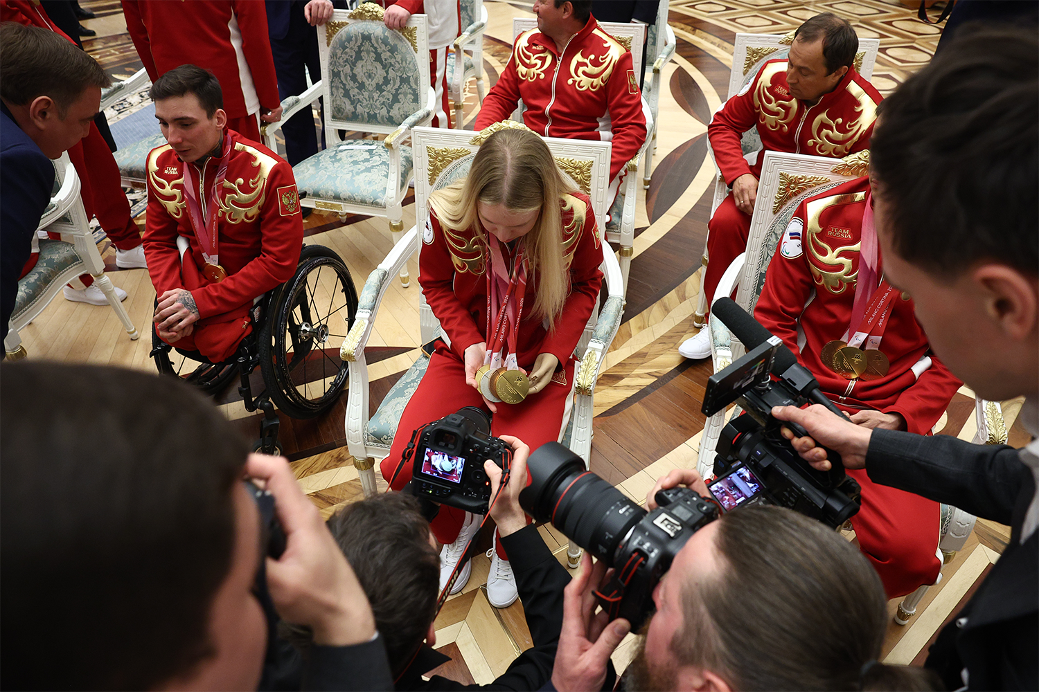 Попадание сборной России в тройку лучших при минимальном числе участников – беспрецедентный случай в истории Паралимпиады.На фото: лыжник Иван Голубков (слева) и горнолыжница Варвара Ворончихина (в центре).