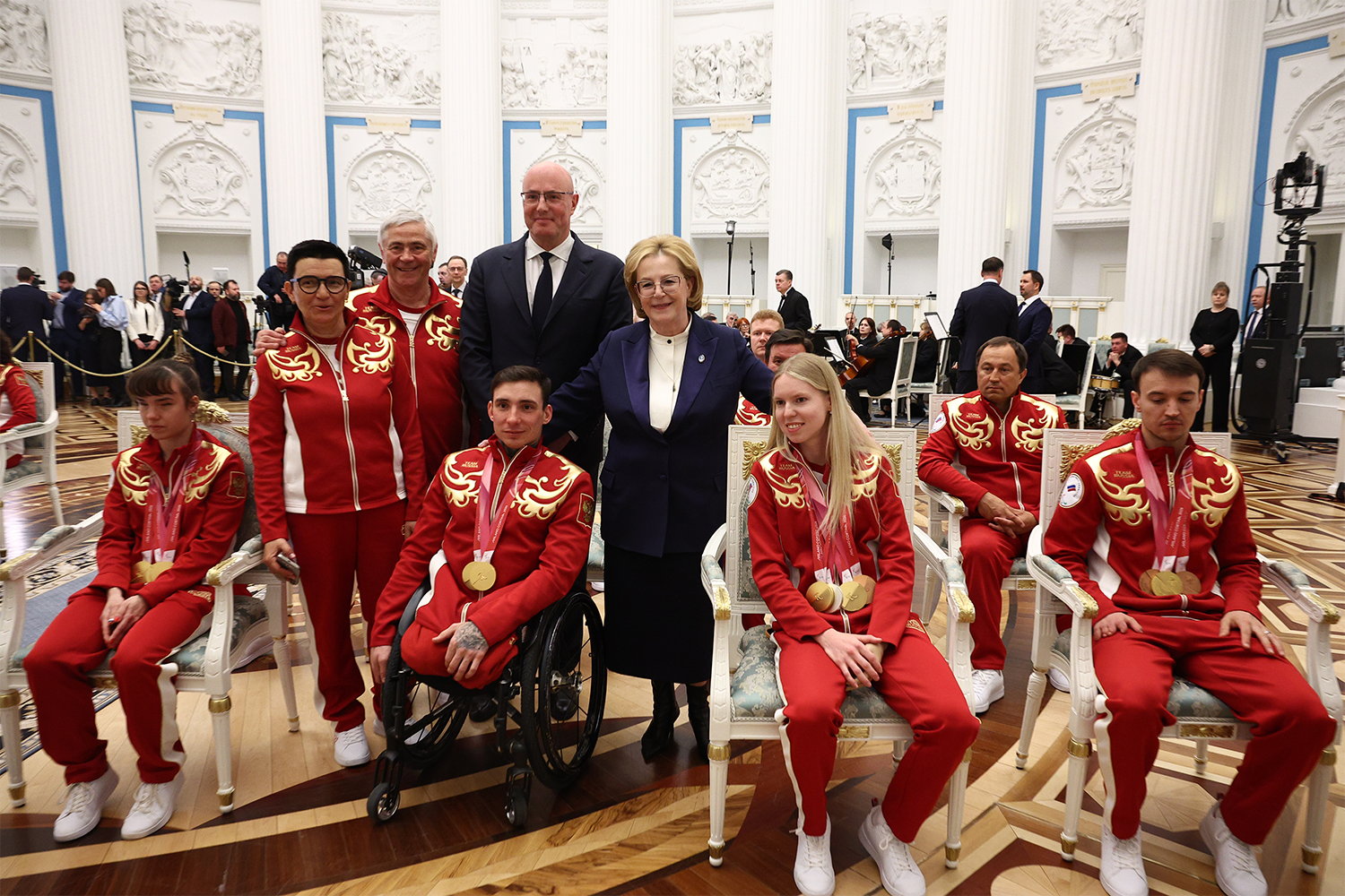 Президент наградил орденами Дружбы победителей и призеров Игр в Италии – горнолыжников Алексея Бугаева (на фото справа) и Варвару Ворончихину (вторая справа в первом ряду), лыжников Ивана Голубкова (в центре) и Анастасию Багиян (слева), а также спортсмена-ведущего Сергея Синякина.