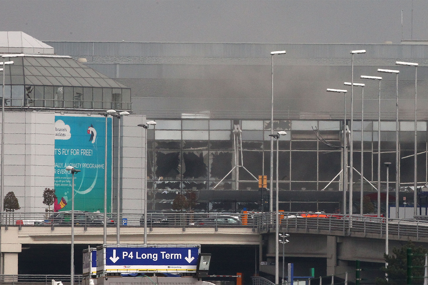 Около 08:00 по местному времени (10:00 мск) в зале вылета международного аэропорта Брюсселя Завентем прогремели два взрыва. По словам очевидцев, после первого хлопка началась паника – люди бросились бежать к выходам, через минуту последовал второй, гораздо более мощный взрыв. Ударная волна обрушила подвесной потолок, часть конструкций рухнула, а зона со стойками регистрации была практически уничтожена. Саперы также обнаружили в аэропорту третье взрывное устройство, которое обезвредили с помощью контролируемого подрыва.