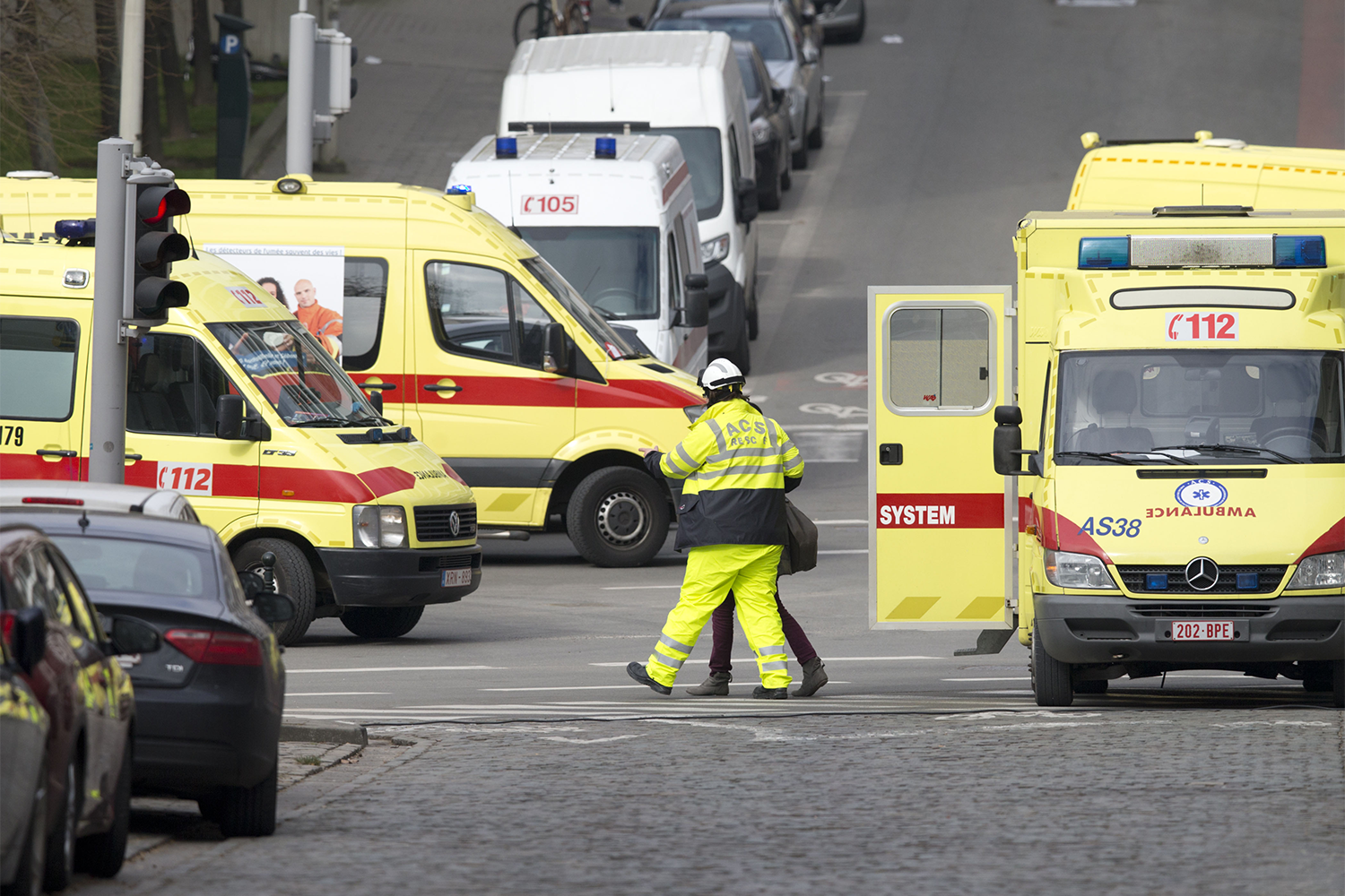 Примерно в 08:30 по местному времени (10:30 мск) третий взрыв произошел в брюссельском метро на станции «Малбек» в европейском квартале города. Бомба сработала во втором вагоне трехвагонного состава в тот момент, когда он тронулся. Мощный хлопок вызвал серьезные разрушения внутри состава и привел к обрушению части конструкций тоннеля. Первоначально погибшими в результате двух атак считались 32 человека (16 – в аэропорту, 16 – в метро). Однако в июле 2023 г. суд Брюсселя постановил, что трое жертв, скончавшихся спустя несколько месяцев или даже лет от последствий теракта, должны быть признаны погибшими. Более 300 человек получили ранения различной степени тяжести.&nbsp;
