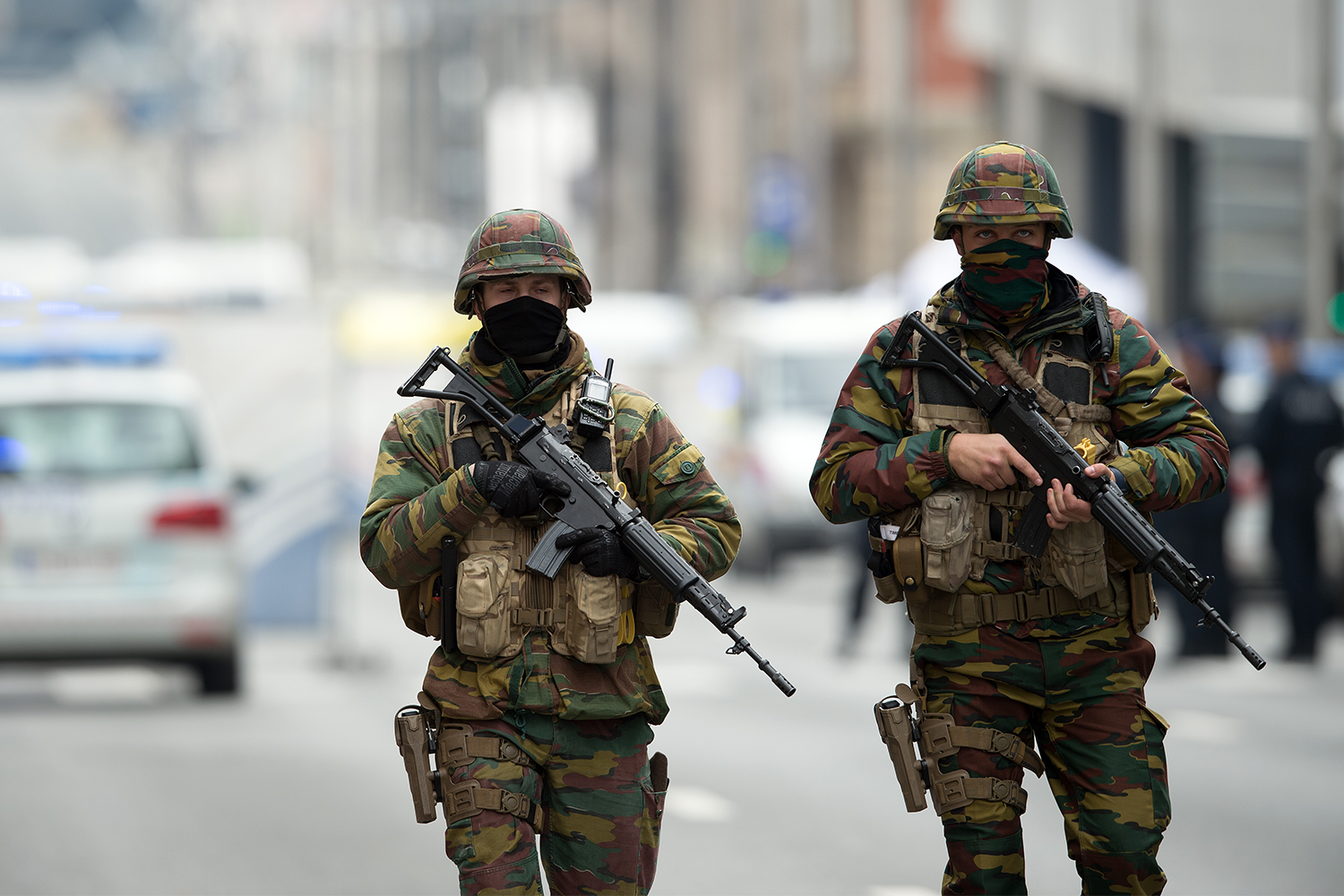 Ответственность за взрывы на себя взяло «Исламское государство» (организация признана террористической и запрещена в РФ). Связанное с боевиками агентство Amaq заявило, что атаки стали ответом на участие Бельгии в международной коалиции, борющейся с ИГ в Сирии. По данным следствия, взрывы в аэропорту совершили террористы-смертники Наджим Лаашрауи и Ибрагим эль-Бакрауи. Бомбу в вагоне метро привел в действие брат последнего – Халид эль-Бакрауи. Третий участник нападения на аэропорт, попавший на кадры камер видеонаблюдения и известный как «человек в шляпе», не активировал свое устройство и скрылся с места преступления.