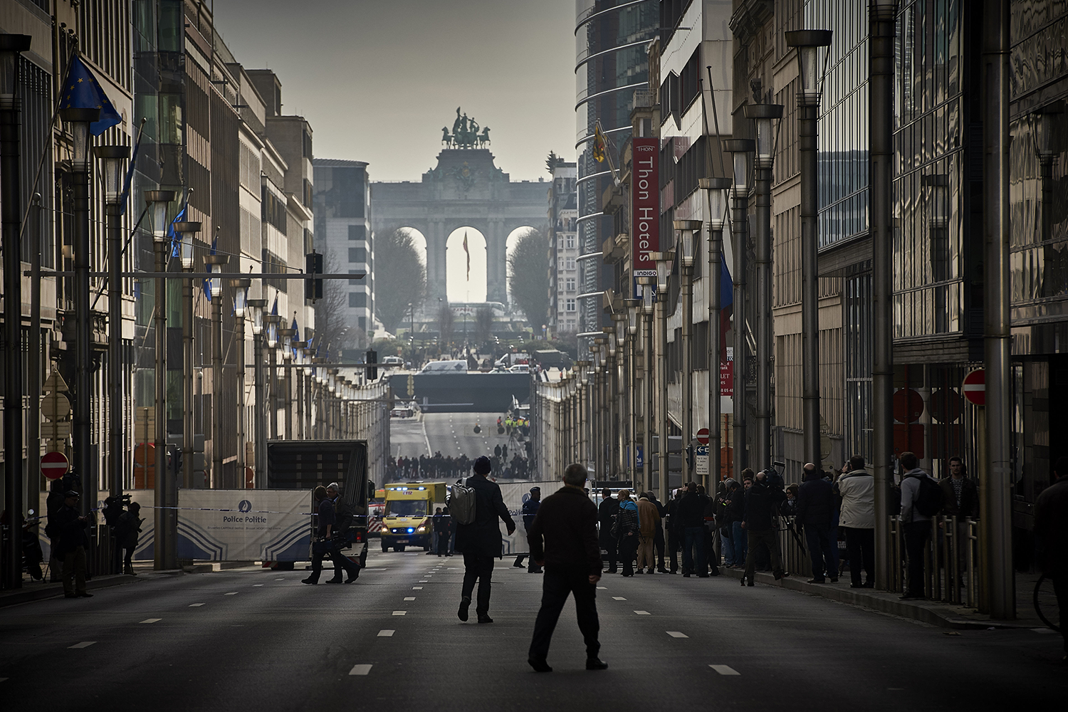 Премьер-министр страны Шарль Мишель, комментируя атаки, отметил, что подобного развития событий в стране опасались после задержания Салаха Абдеслама – ключевого подозреваемого в организации серии терактов в Париже 13 ноября 2015 г., связанного с ИГ. «Теракт в Брюсселе стал самым страшным и трагическим за всю историю Бельгии», &nbsp;– отметил глава кабина. В стране был введен высший, четвертый уровень террористической угрозы. Движение всех видов общественного транспорта в Брюсселе было приостановлено. В качестве превентивной меры власти приняли решение об эвакуации королевской семьи, а также вспомогательного персонала с двух атомных электростанций страны – «Дул» и «Тианж». Большинство запланированных международных мероприятий отменили.