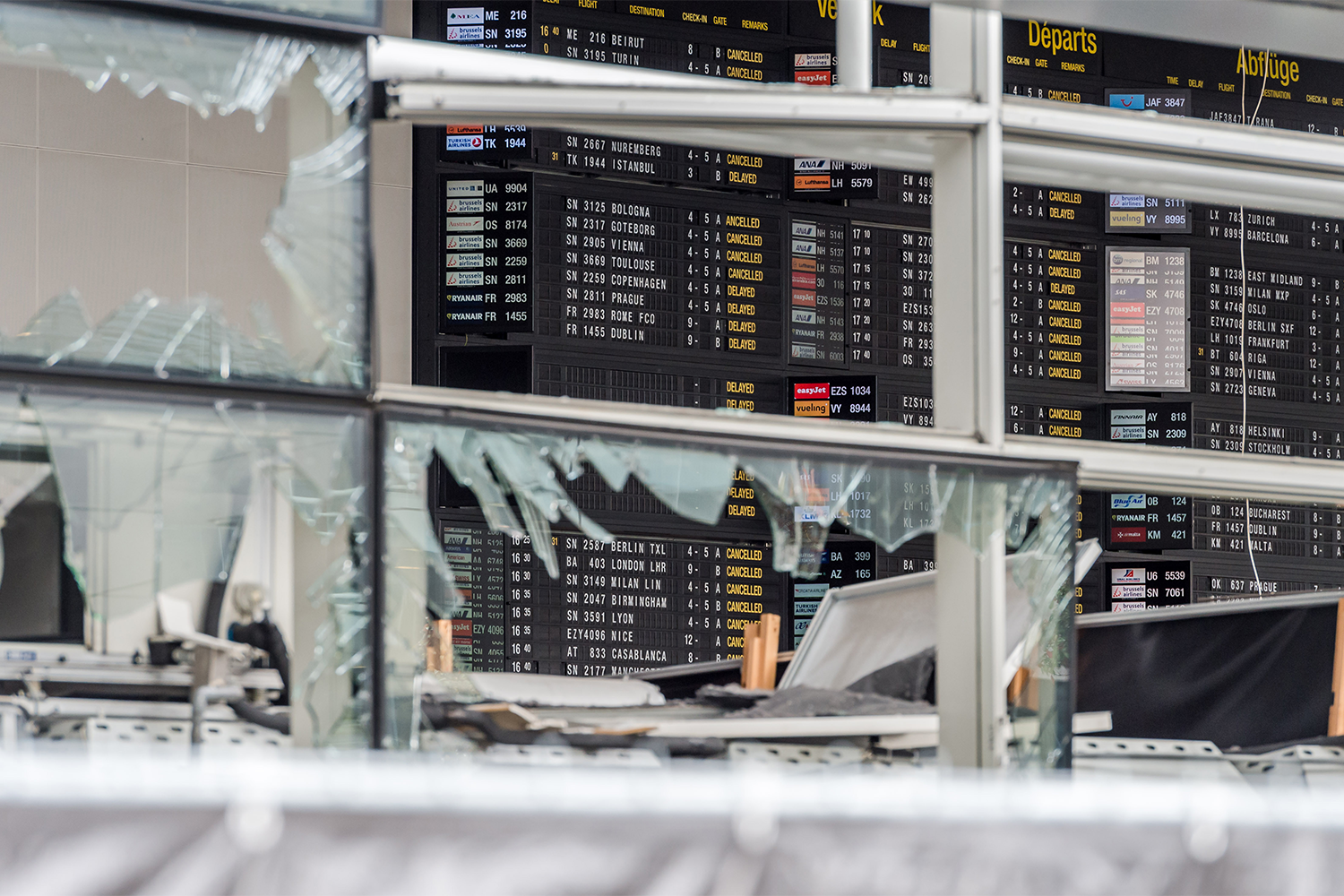 Сразу после взрывов аэропорт Брюсселя закрыли, все рейсы отменили или перенаправили на запасные аэродромы. Метрополитен бельгийской столицы был полностью закрыт более чем на 20 часов. Места массового скопления людей – железнодорожные вокзалы, станции метро, правительственные кварталы – взяли под усиленный контроль, к патрулированию привлекли сводные группы военных и полицейских. Соседние государства также оперативно ввели дополнительные меры безопасности. Франция развернула 1600 полицейских для усиления охраны границы с Бельгией и перекрыла все ведущие в королевство дороги. Германия, Великобритания и США ужесточили контроль в аэропортах и на вокзалах, а немецкие железные дороги временно приостановили сообщение с Бельгией.