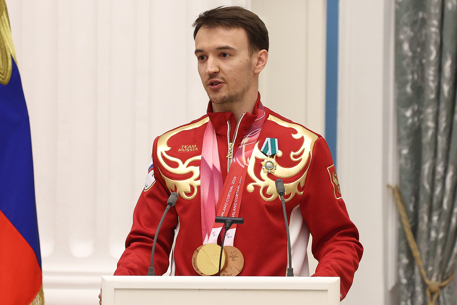 Горнолыжник Алексей Бугаев выиграл золотую медаль в слаломе и две бронзовых – в гигантском слаломе и скоростном спуске. Он выступал в группе спортсменов с поражением одной руки.