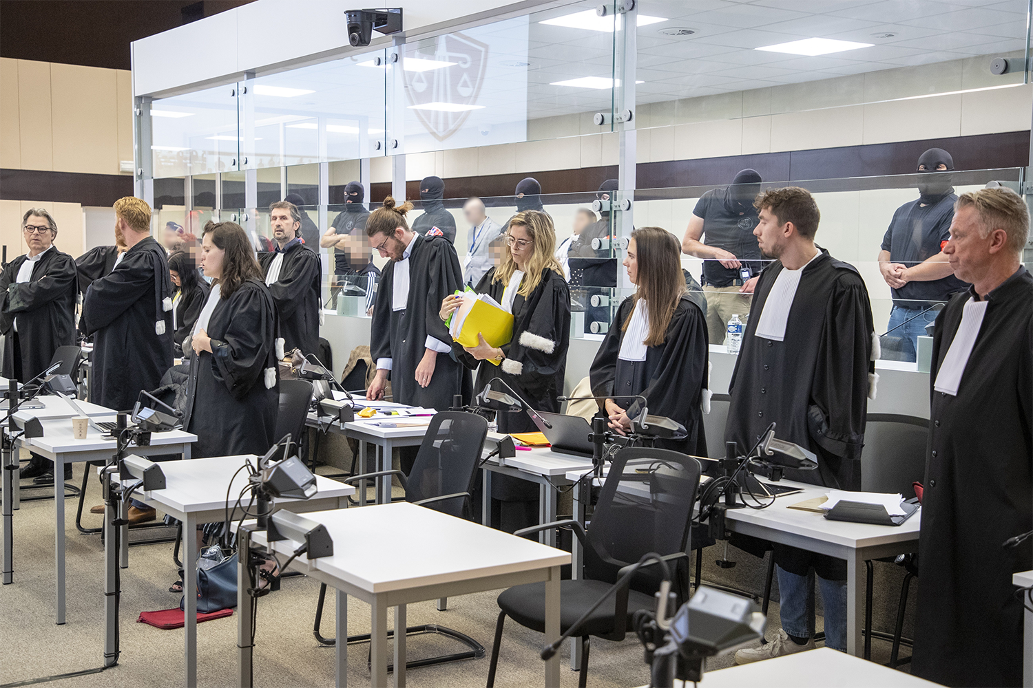 В декабре 2022 г. в Брюсселе начался суд над десятью мужчинами, обвиняемыми в причастности к терактам. Восьмерым инкриминировали убийство 32 человек, покушение на убийство 695 человек и участие в действиях террористической группы, а еще одному – принадлежность к ней. Пострадавшими по делу признали 960 человек. Фигурантов осудили на сроки от 20 лет до пожизненного лишения свободы. Гражданин Франции Салах Абдеслам нового срока не получил – ранее он уже был осужден к пожизненному заключению за теракты в Париже.Троих подсудимых оправдали. Заочный пожизненный приговор был вынесен боевику марокканского происхождения Усаме Атару, который считается погибшим в Сирии.