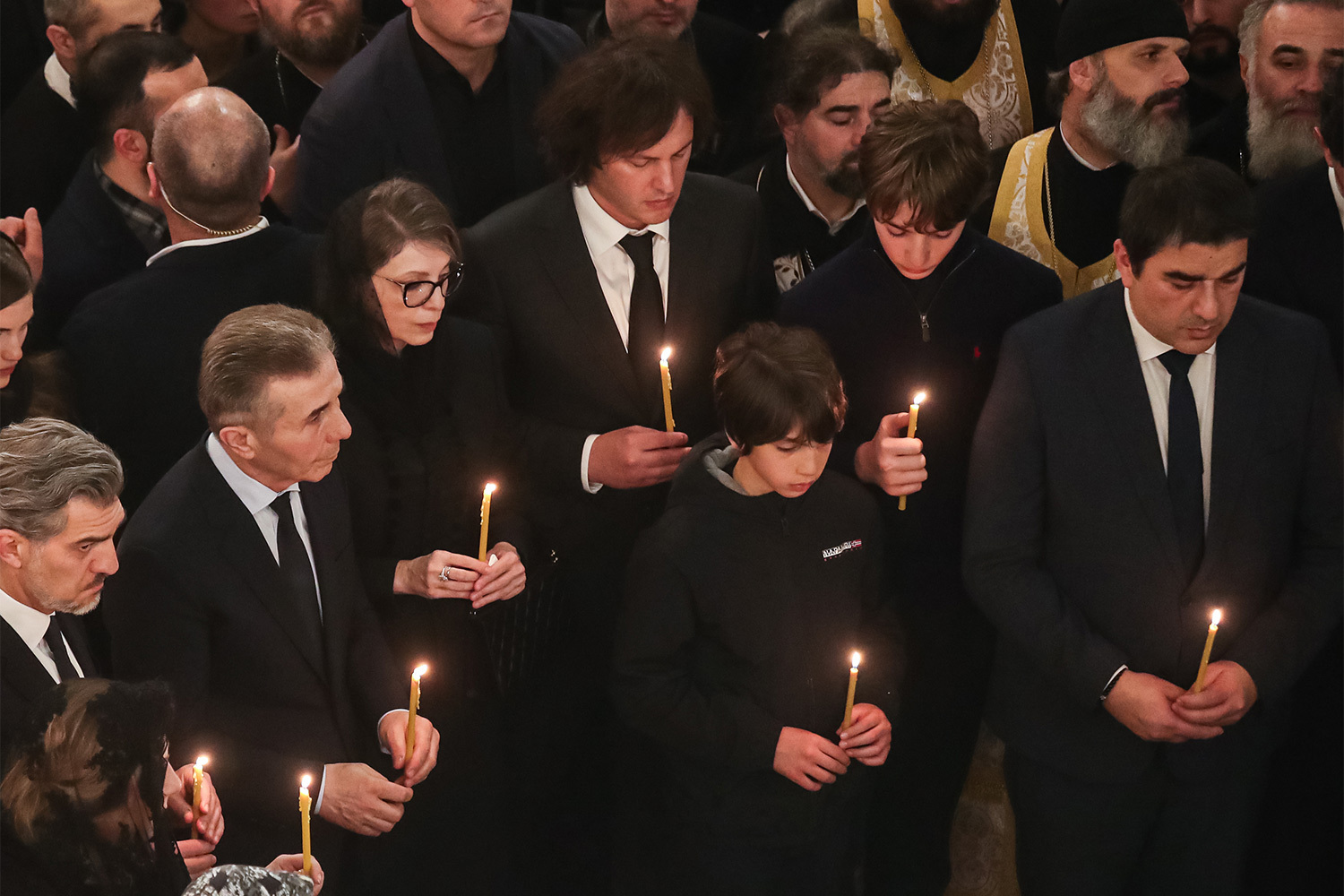 Илия II поддерживал отношения с Московским патриархатом, несмотря на порой возникающие политические противоречия между Россией и Грузией. В августе 2008 г. он с миротворческой миссией посетил районы, прилегающие к Южной Осетии. Во время вооруженного конфликта церковные связи оказались одним из самых надежных каналов общения между Тбилиси и Цхинвалом.На фото: премьер-министр Грузии&nbsp;Ираклий Кобахидзе на церемонии прощания с патриархом всея Грузии.