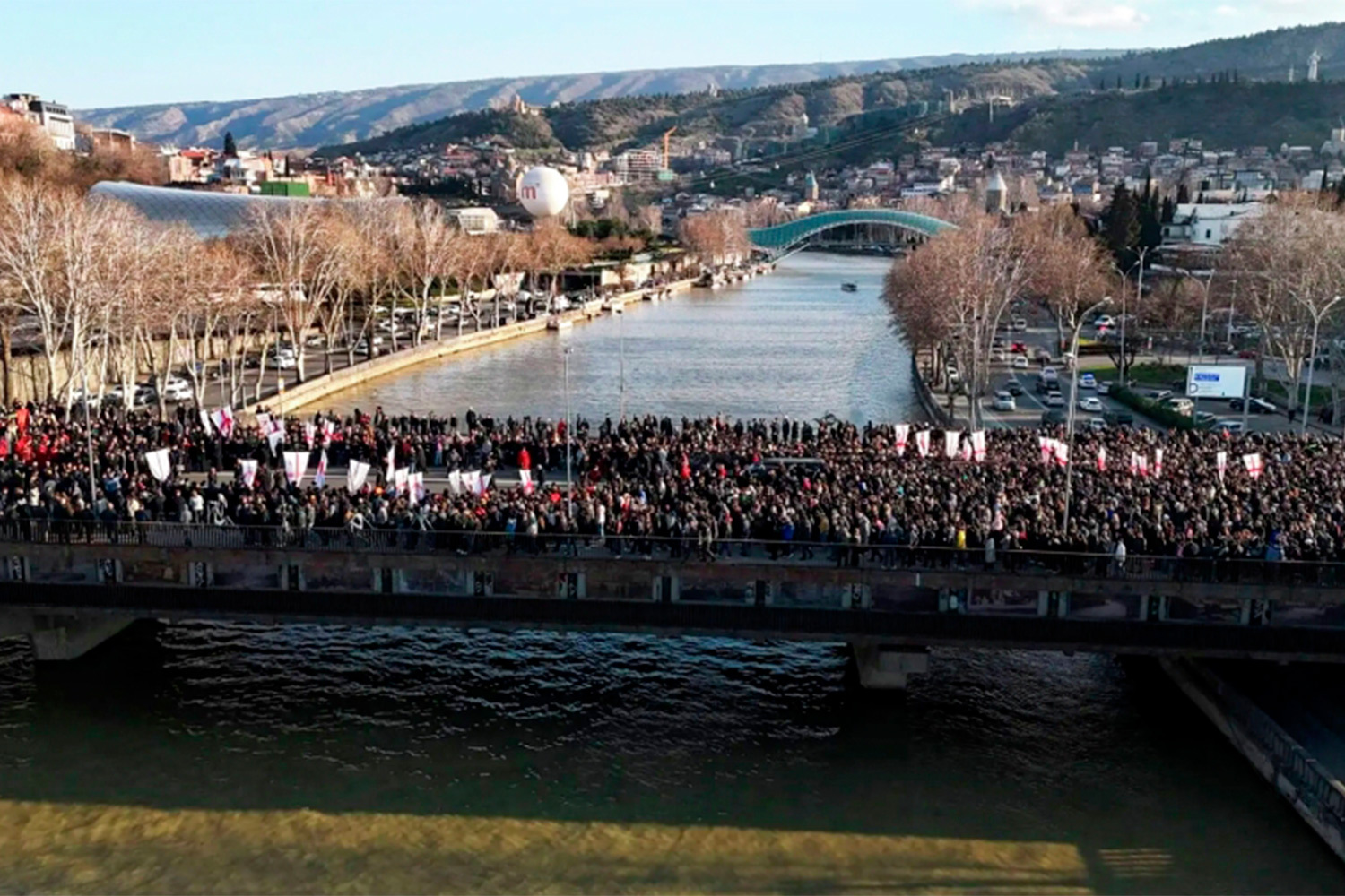 18 марта в Тбилиси началось многодневное прощание с католикосом-патриархом всея Грузии Илией II, скончавшемся в возрасте 93 лет. Проводить его в последний путь вышли тысячи людей. Траурная процессия проследовала от здания патриархии к собору Святой Троицы, где каждый желающий может проститься с Илией II вплоть до его похорон: они пройдут 22 марта в Сионском соборе Тбилиси. На это время собор Святой Троицы открыт круглосуточно.