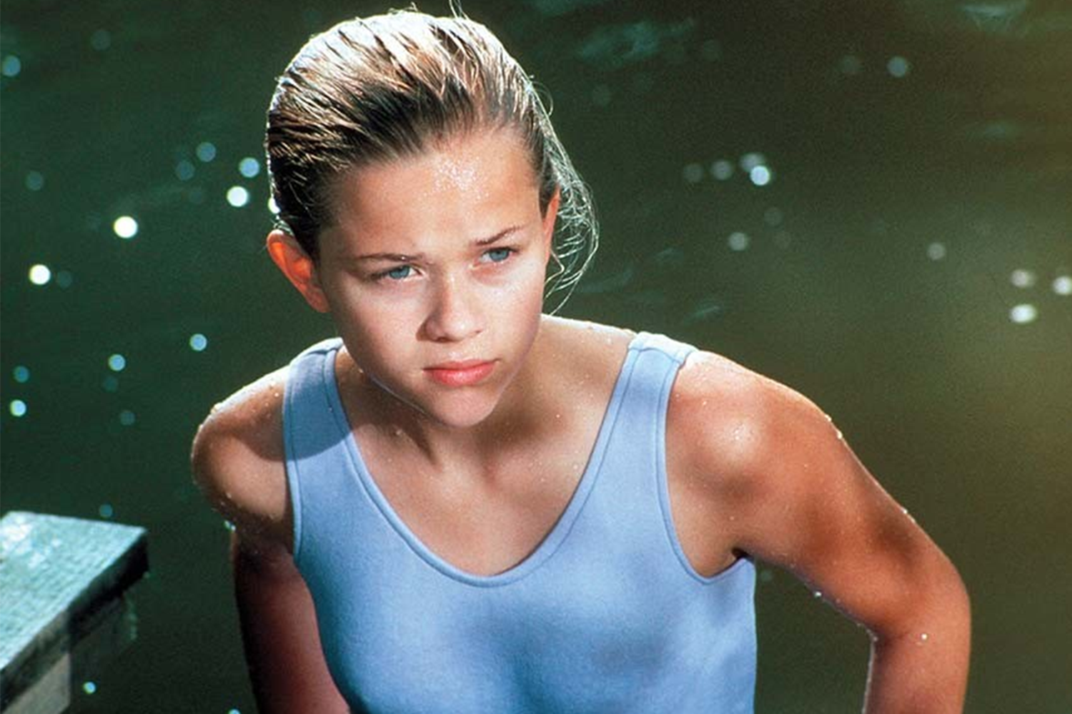 В 11 лет Риз Уизерспун победила в конкурсе талантов, охватывавшем десять штатов. Девочка много читала и даже называла себя «занудой, которая без книг задыхается». В школе у будущей кинозвезды закрепился имидж «идеальной отличницы». В 1990 г. Уизерспун вместе с подругами пришла на открытое прослушивание в проект «Человек на Луне». Хотя она не рассчитывала получить значительную роль, ей досталась одна из главных. После окончания престижной частной школы для девочек Харпет Холл Уизерспун поступила в Стэнфордский университет на специальность «английская литература».