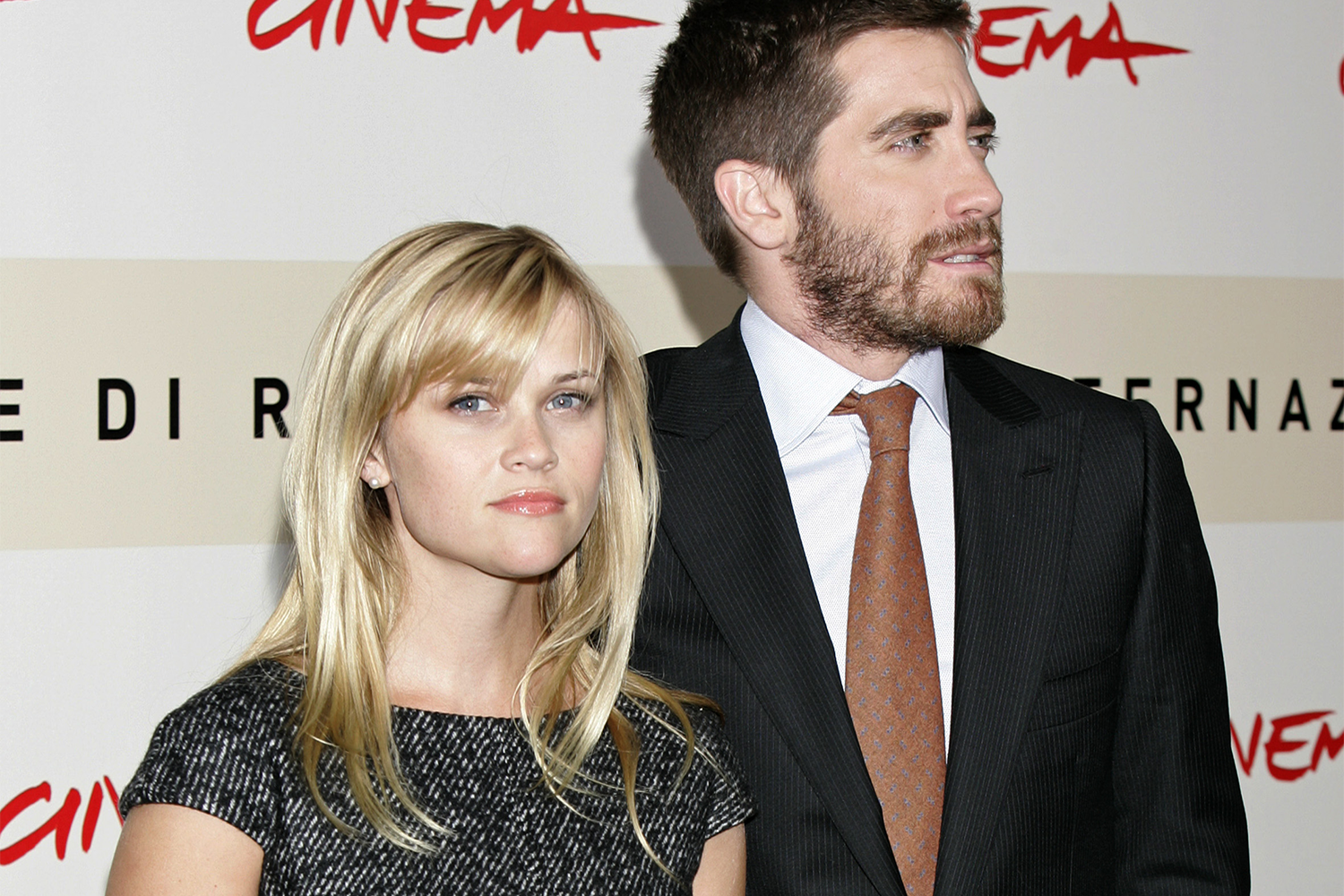 Брак с Райаном Филиппом продлился семь лет. В 2006 г. пара объявила о расставании, указав в заявлении о расторжении брака «непримиримые разногласия». Процесс занял год, но бывшие супруги смогли договориться о совместной опеке над детьми. Актриса позже признавалась, что это был тяжелый период в ее жизни: она чувствовала себя подавленно, но продолжала работать. Отвлечься от грустных мыслей ей помог роман с Джейком Джилленхолом (на фото), с которым она снялась в фильме «Версия» в 2007 г.  Отношения завершились в 2009 г.