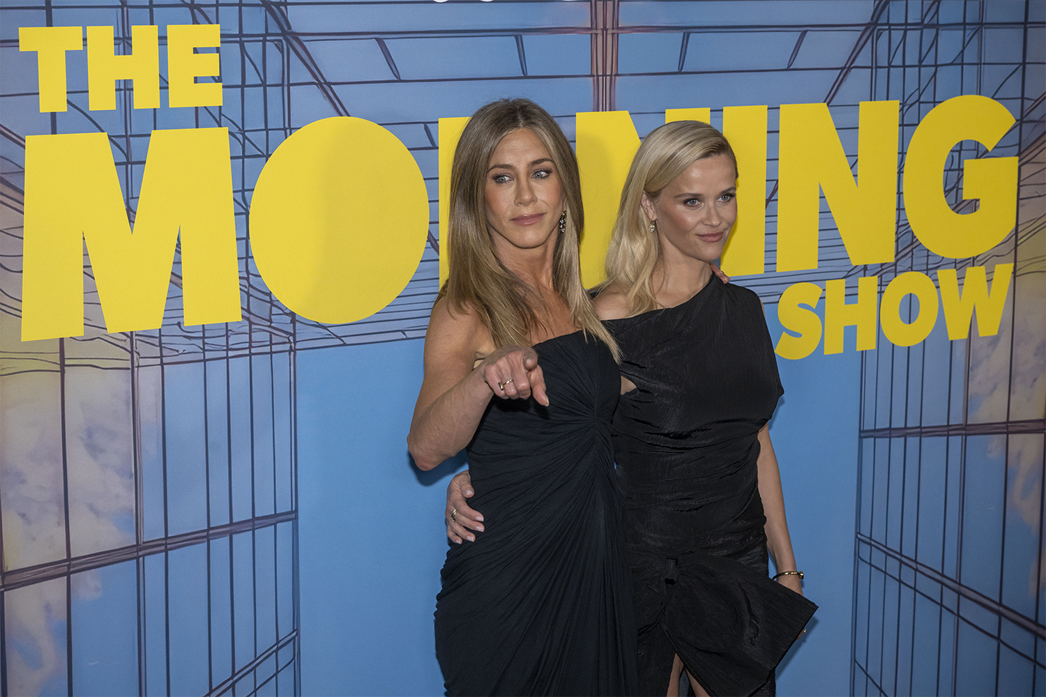 В 2018 г. Риз Уизерспун основала медиакомпанию Hello Sunshine, через которую продолжила адаптировать книги из своего книжного клуба для экрана. Среди реализованных проектов: мини-сериалы «И повсюду тлеют пожары» (2020) по роману Селесты Инг и «Последнее, что он мне сказал» по произведению Лоры Дэйв, детектив «Там, где раки поют» по роману Делии Оуэнс, музыкальная драма «Дейзи Джонс и The Six» (2023) по книге Тейлор Дженкинс Рид,а также сериал «Утреннее шоу» с Дженнифер Энистон (на фото слева) в главной роли. Компания выпустила психологический триллер «На поверхности», драму «По правде говоря» о ведущей криминального подкаста, рождественский ромком «Что-то от Тиффани» (2022) по роману Мелиссы Хилл и фильм «К тебе или ко мне?» (2023) с Эштоном Катчером.