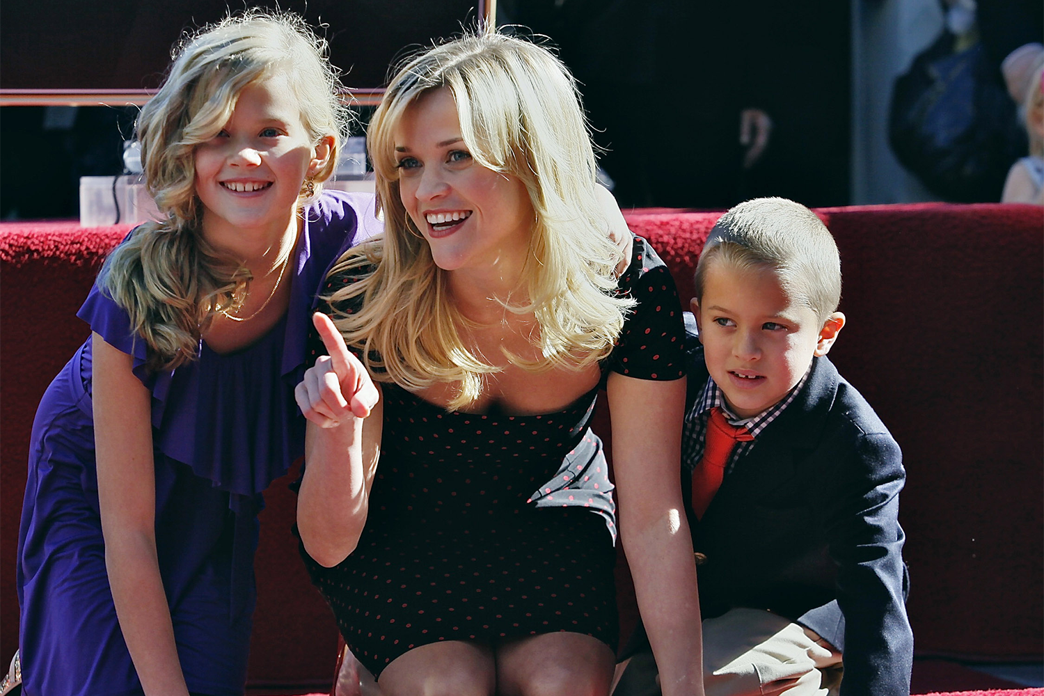 Уизерспун также развивает бренд одежды Draper James, вдохновленный южным стилем и семейной историей. «Не думаю, что я хотя бы час не думала о своих детях», – признавалась актриса. По ее мнению, важно быть «лучшим менеджером для них»: знакомит их с разными профессиями и поддерживает мечты. Например, старшая дочь Ава работала официанткой в пиццерии по совету матери. Кроме того, в повседневной жизни Уизерспун занимается йогой и верховой ездой для снятия напряжения, умеет стрелять из лука. 