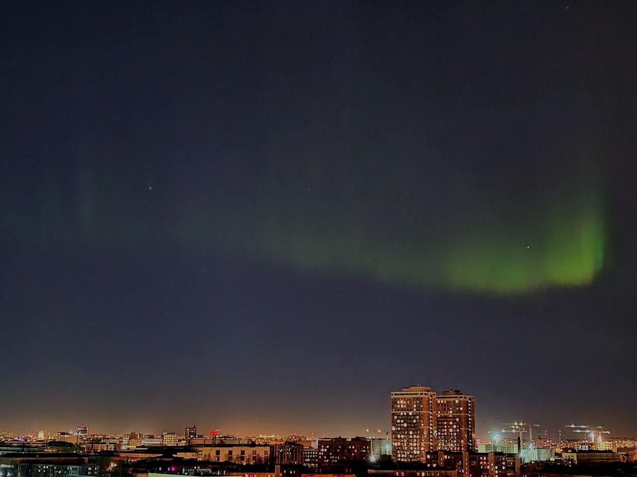 Полярное сияние в районе ст. м. «Елизаровская»