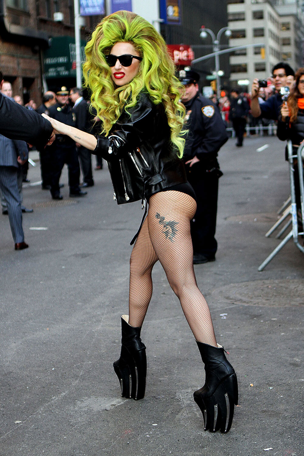 После окончания средней школы будущая поп-звезда поступила в Школу искусств при Нью-Йоркском университете. Именно в то время певица решила стать символом провокации: появлялась на выступлениях в откровенных нарядах и устраивала перформансы. «На мне были леопардовые расцветки, волосы, как у Эми Уайнхаус, я пела и играла на фортепиано, а в волосах у меня были орхидеи», – вспоминала она. В 19 лет начинающая артистка решила покинуть колледж, чтобы сосредоточиться на сольной карьере. 