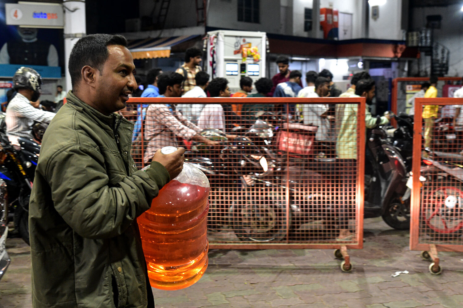 Длящаяся уже почти месяц военная операция Израиля и США против Ирана спровоцировала острый энергетический кризис во многих регионах. Из-за блокировки Ормузского пролива, через который проходит около 20% всех мировых поставок нефти и сжиженного природного газа, с дефицитом топлива уже столкнулись Шри-Ланка, где на заправках появились QR-коды, Индия (введены квоты), Таиланд (закрыто 40% заправок), Бангладеш, Эфиопия и другие страны, в том числе европейские. Как они справляются с ЧП – в галерее «Ведомостей».На фото: обстановка в Индии.