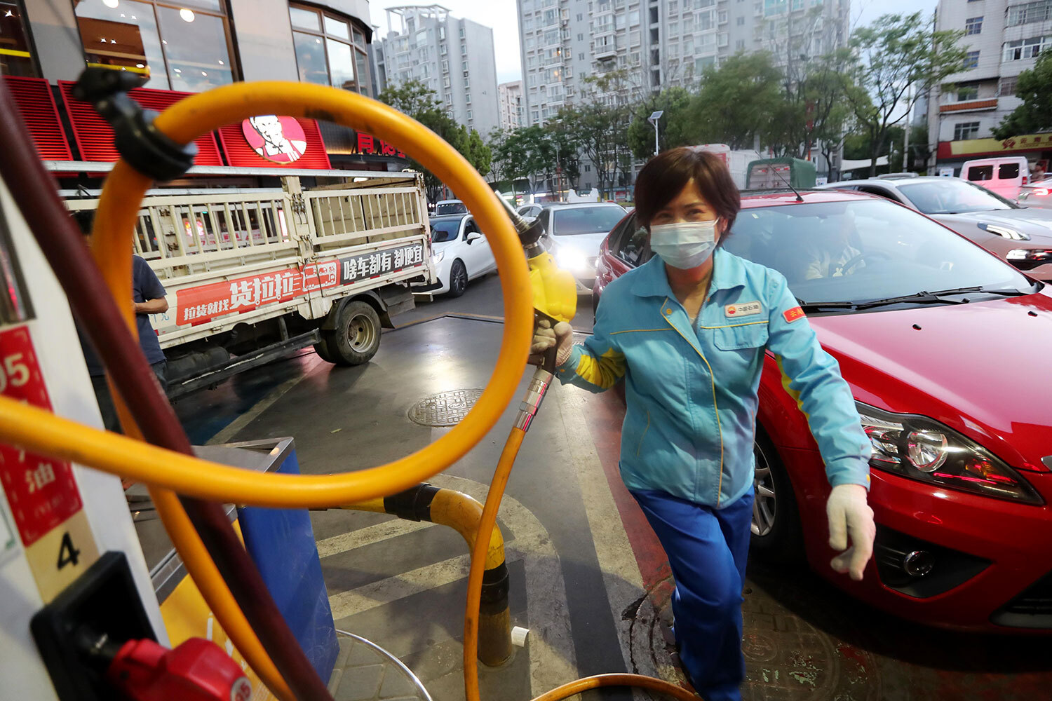 Как сообщает CNBC, после получения предупреждения нефтяного гиганта Sinopec о повышении цен китайские автовладельцы выстроились в длинные очереди на заправках. Вскоре власти КНР ввели временные меры контроля розничных цен на бензин и дизельное топливо, передает «Синьхуа».