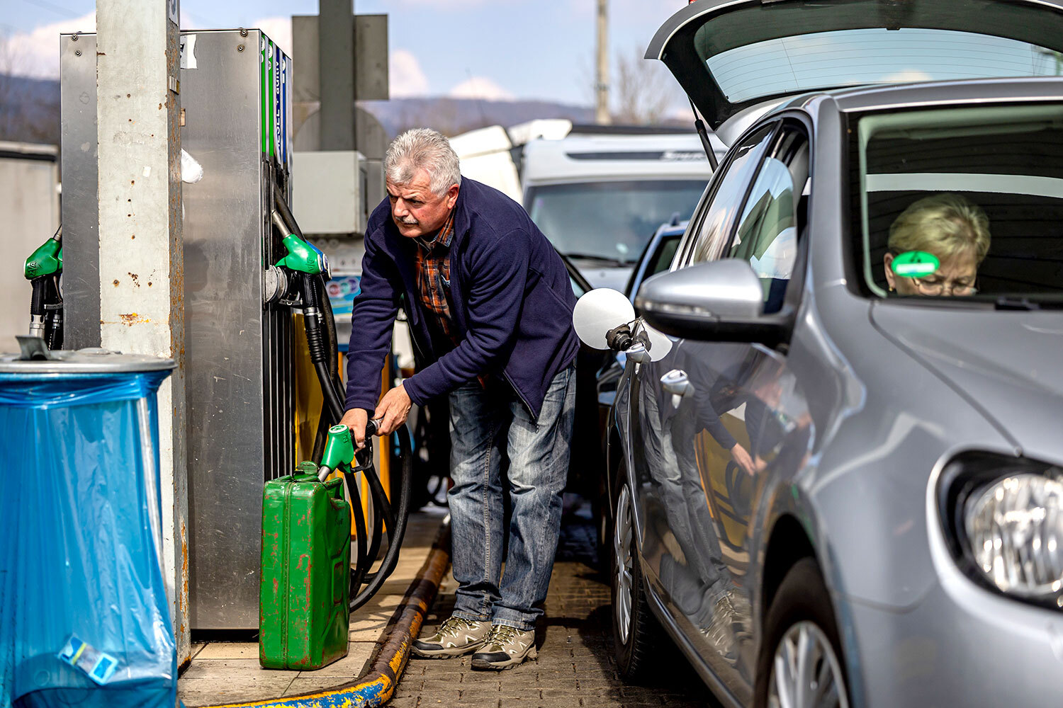 «Европа вскоре начнет испытывать те же перебои в поставках топлива, с которыми столкнулась Азия из-за войны в Иране в последние недели», – заявил генеральный директор Shell Ваэль Саван. Впрочем, дефицит сказался уже на ряде стран: так, в Германии рост цен на АЗС превысил на 17% средние показатели по ЕС.