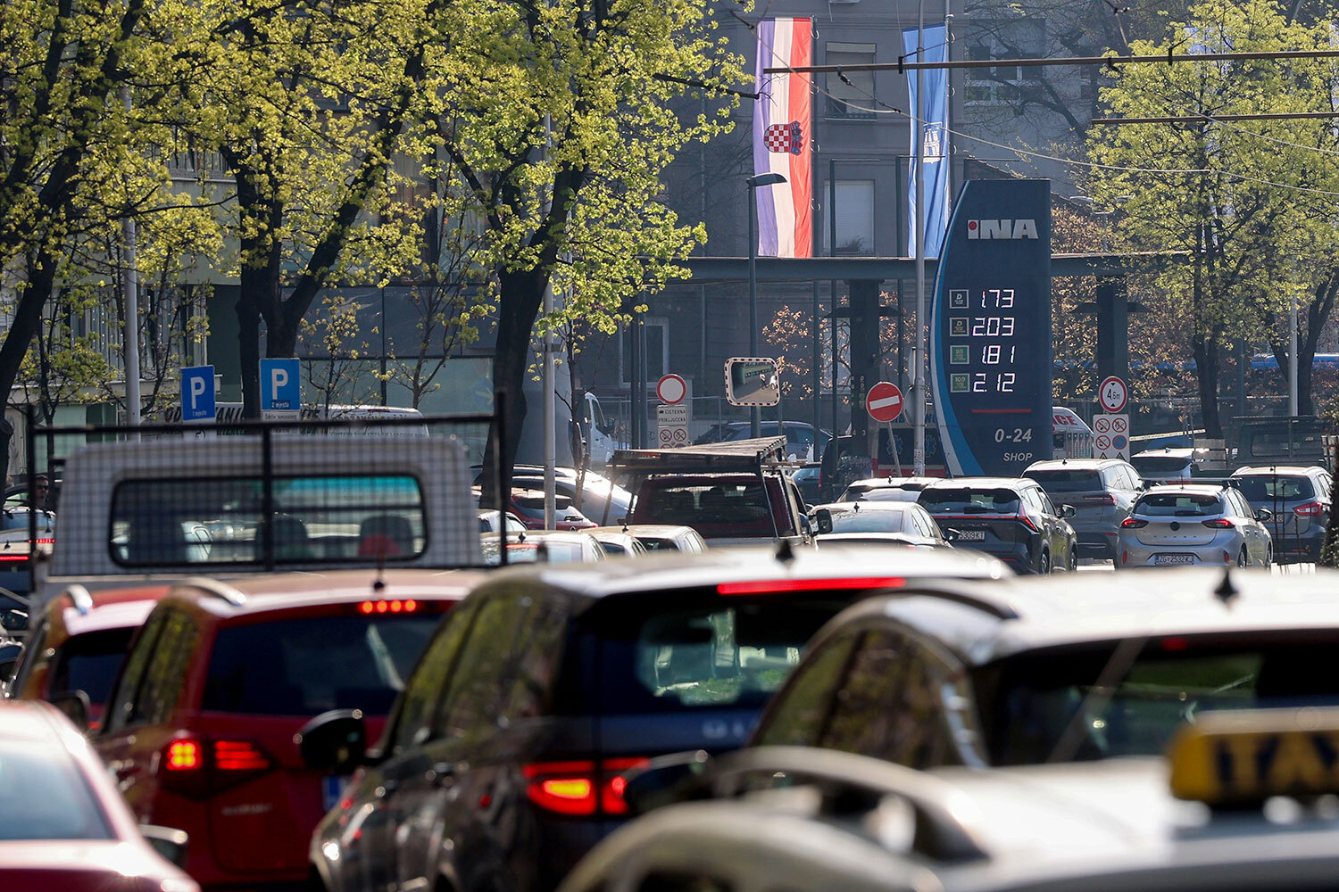 В Хорватии ситуация обострилась на фоне пакета антикризисных мер стоимостью 450 млн евро, который правительство ввело для сдерживания цен на энергоносители. Благодаря этому стоимость бензина в стране оказалась заметно ниже, чем у соседей. Доля иностранных покупателей на приграничных АЗС достигла 40%, что вызвало дефицит топлива и длинные очереди. Из-за «топливного туризма» правительство Хорватии ограничило количество бензина, которое можно приобрести за одну транзакцию, до 50 л для нерезидентов, заявил министр экономики Анте Шушняр.