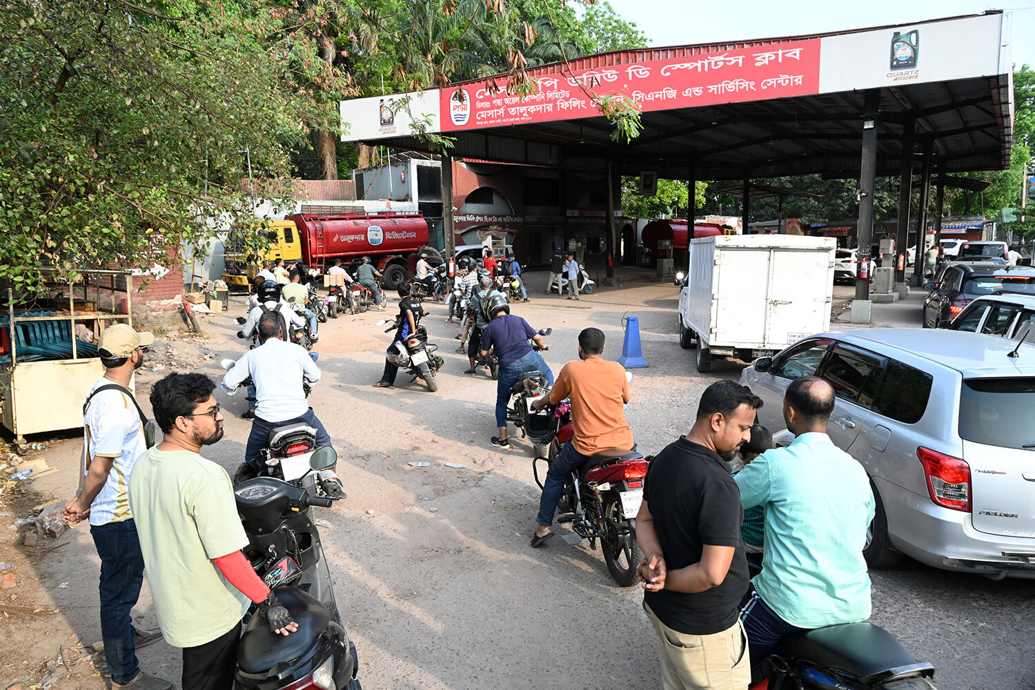 В Бангладеш введены суточные лимиты на приобретение топлива: для мотоциклов – 2 л, для внедорожников – 20-25 л, для автобусов и грузовиков – до 220 л. При покупке необходимо предъявлять предыдущий чек. Все автозаправки могут закрыться, сообщает Ассоциация владельцев АЗС страны.