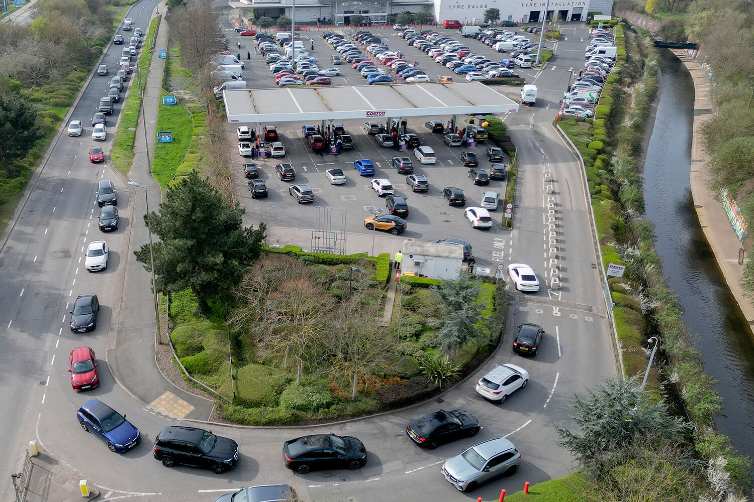 Проблемы с поставками бензина зафиксированы и в Великобритании. В первую очередь дефицит топлива затронул сельское хозяйство: фермеры столкнулись с нехваткой так называемого «красного дизеля». По данным The Daily Telegraph, местные власти готовят планы на случай длительных сбоев.