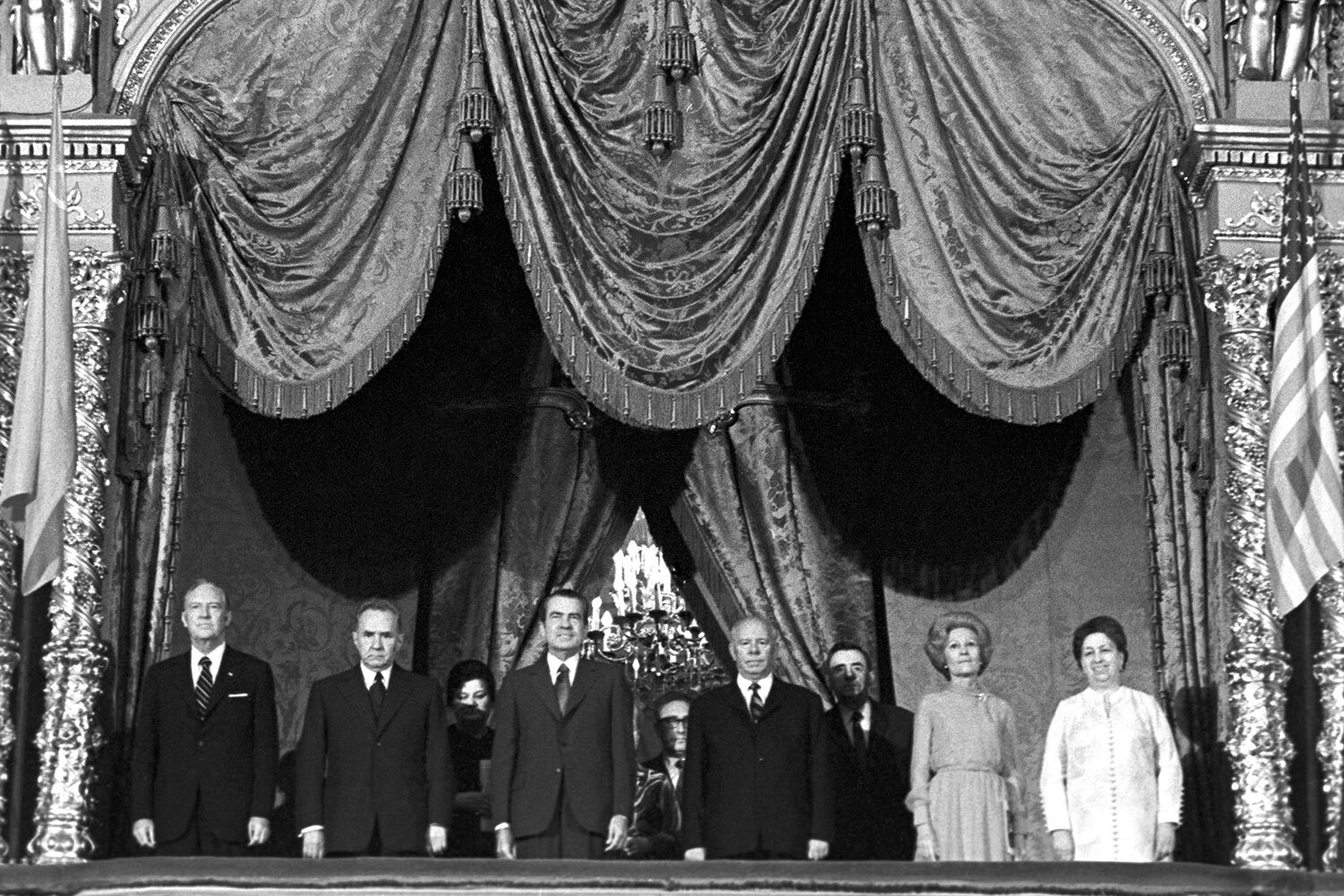 Большой театр стал одним из пунктов официального визита президента США Ричарда Никсона в Советский Союз в мае 1972‑го. Американский лидер посетил балет «Лебединое озеро» вместе со своей супругой Пэт. С советской стороны компанию им составили первая дама СССР Виктория Брежнева, Николай Подгорный и Алексей Косыгин: все они расположились в первом ряду центральной ложи. Итогом той встречи стало подписание договора ОСВ-1. Во время следующей поездки, в 1974 г., чета Никсонов вновь побывала в Большом театре. На этот раз им представили оперу Петра Чайковского «Евгений Онегин». Мероприятие транслировалось по советскому телевидению и было отмечено в прессе как еще один шаг к взаимопониманию между СССР и США.