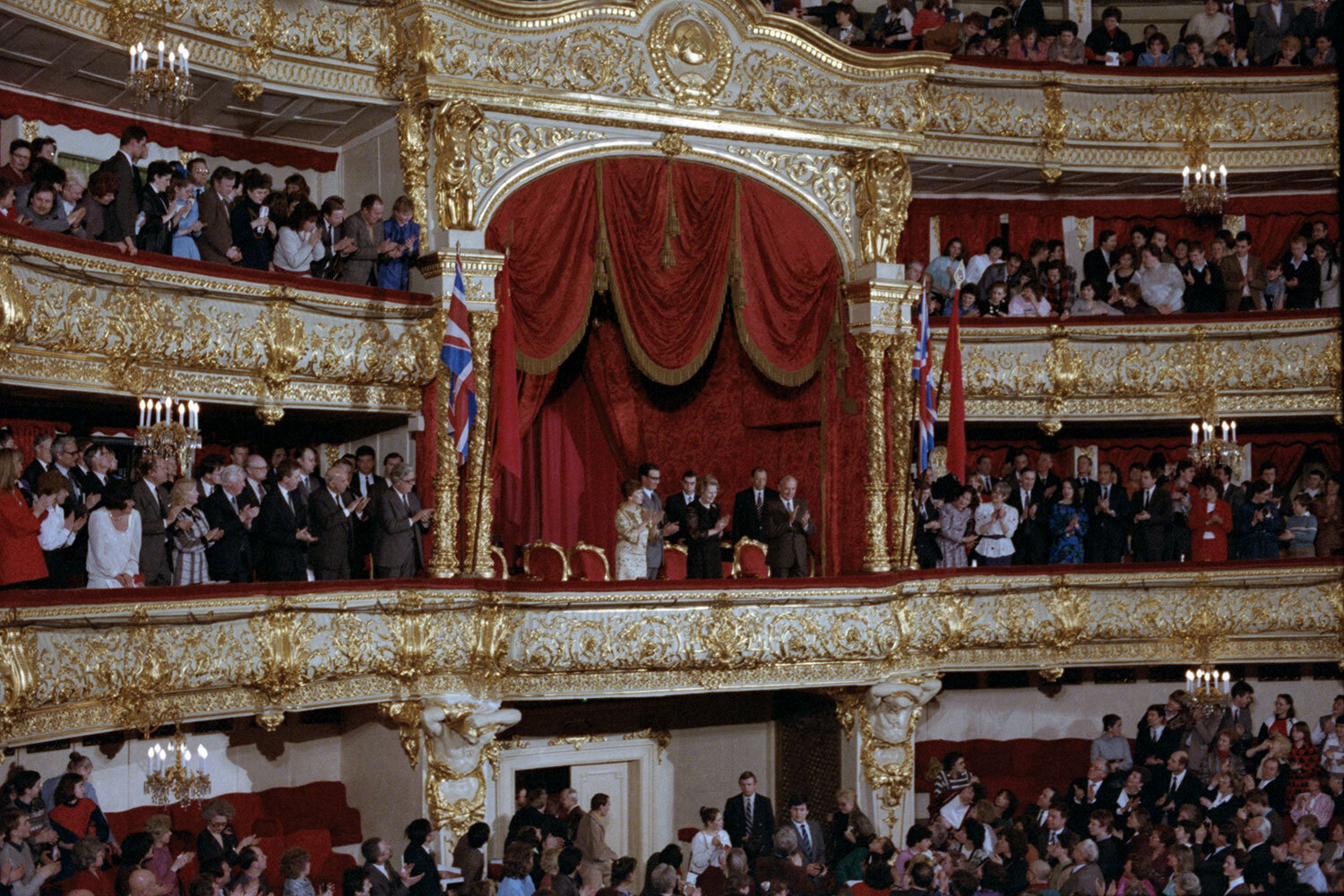 Премьер‑министр Великобритании Маргарет Тэтчер побывала на балете «Лебединое озеро» в Большом театре весной 1987 г. в сопровождении генсека ЦК КПСС Михаила Горбачева. Культурная часть программы последовала за напряженными переговорами о контроле над вооружениями и развитии экономического сотрудничестве. В перерыве лидеры обменялись мнениями о постановке и кратко обсудили перспективы двусторонних отношений. Этот вечер стал символом потепления советско‑британских связей на фоне глобальных перемен эпохи перестройки.